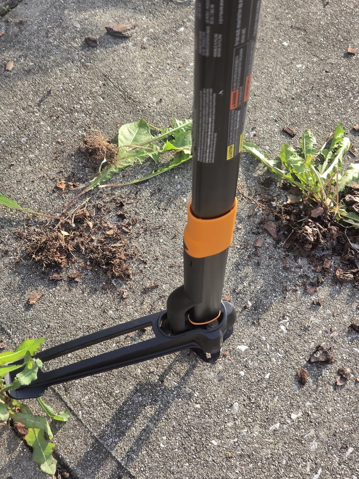 Fiskars Deluxe Stand-Up Weed Puller Tool, 4 Serrated Stainless Steel Claws | Claws Grip Dandelion Roots & More for Permanent Removal, Foot Pedal Penetrates Tough Soil, Easy-Eject, Long Ergonomic Handle customer photo 1
