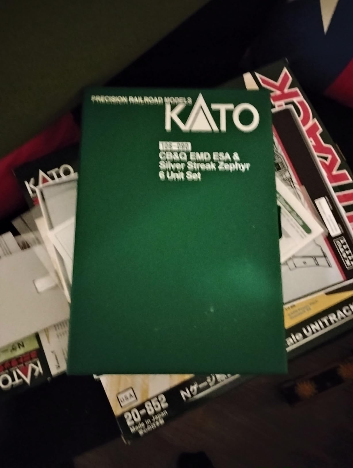 Kato USA Model Train Products N CB&Q Streak Zephyr UNITRACK Starter Set, Silver customer photo 2