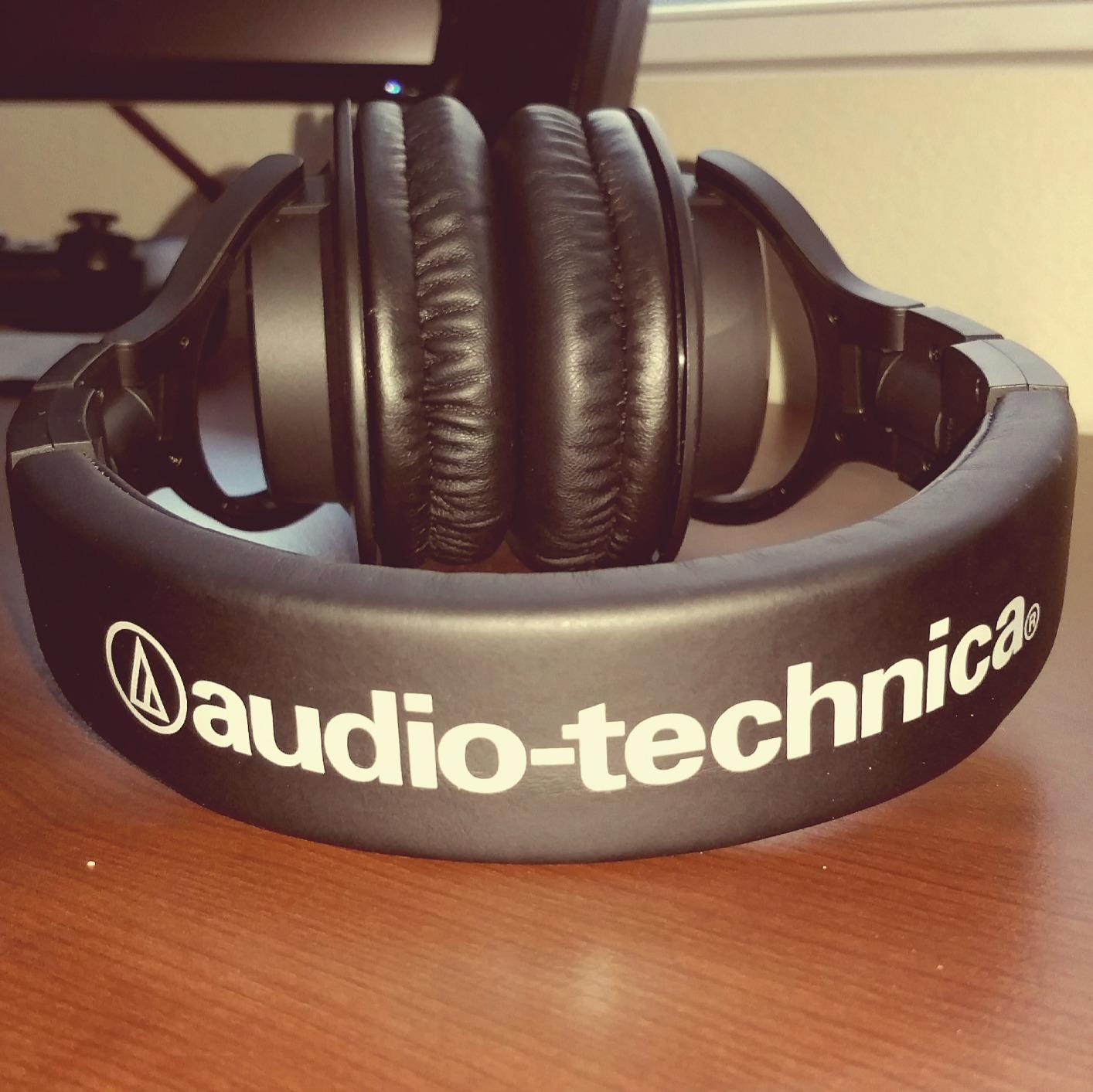 Audio-Technica ATH-M40x Professional Studio Monitor Headphone, Black, with Cutting Edge Engineering, 90 Degree Swiveling Earcups, Pro-Grade Earpads/Headband, Detachable Cables Included customer photo 2