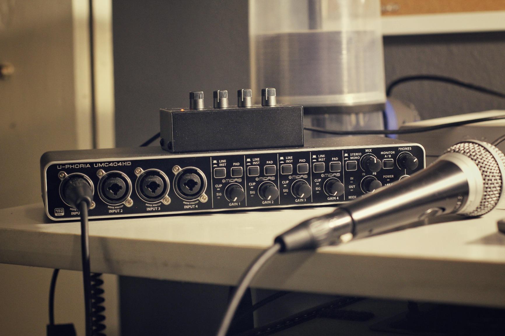 Behringer U-PHORIA UMC404HD Audiophile 4x4, 24-Bit/192 kHz USB Audio/MIDI Interface with Midas Mic Preamplifiers customer photo 2