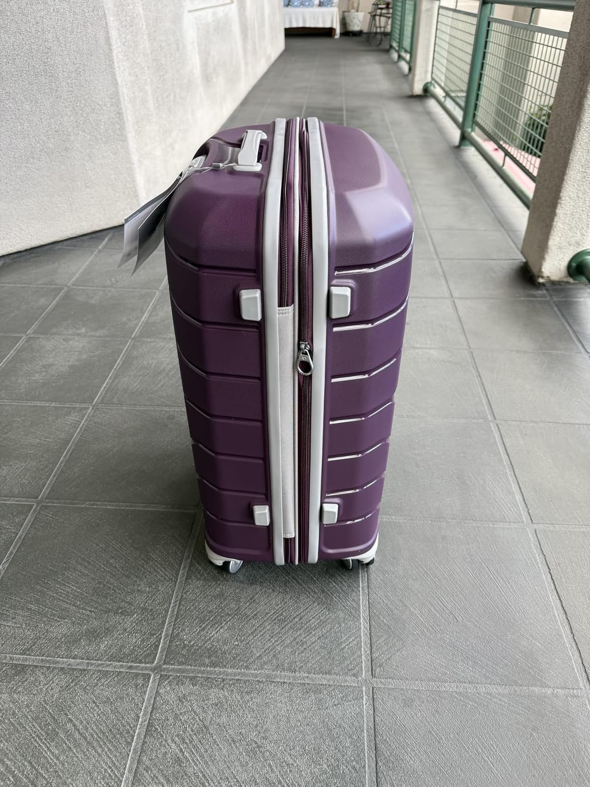 Samsonite Freeform Hardside Carry-On Luggage with Spinner Wheels - Hardshell Suitcase - TSA, Airline-Approved - Expandable Hard Shell, Smooth Rolling Wheels for Lightweight Travel - Black customer photo 1