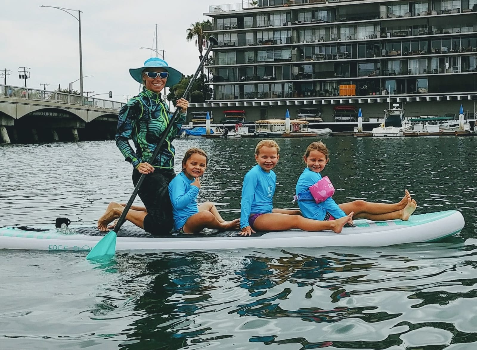 SereneLife 10' Inflatable Stand Up Paddle Board with Premium SUP Accessories - Wide Stable Design with Non-Slip EVA Deck Pad, for Youth and Adults, 350 lbs. Capacity customer photo 2