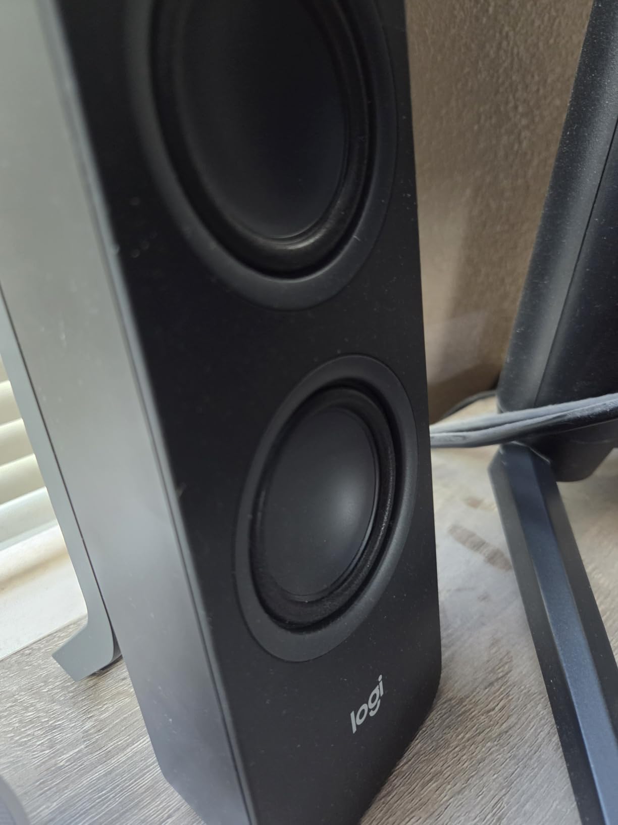 Logitech Z207 2.0 Stereo Computer Speakers with Bluetooth | 10 Watts peak power, active drivers with passive radiators, 3.5 mm input and headphone jack customer photo 2