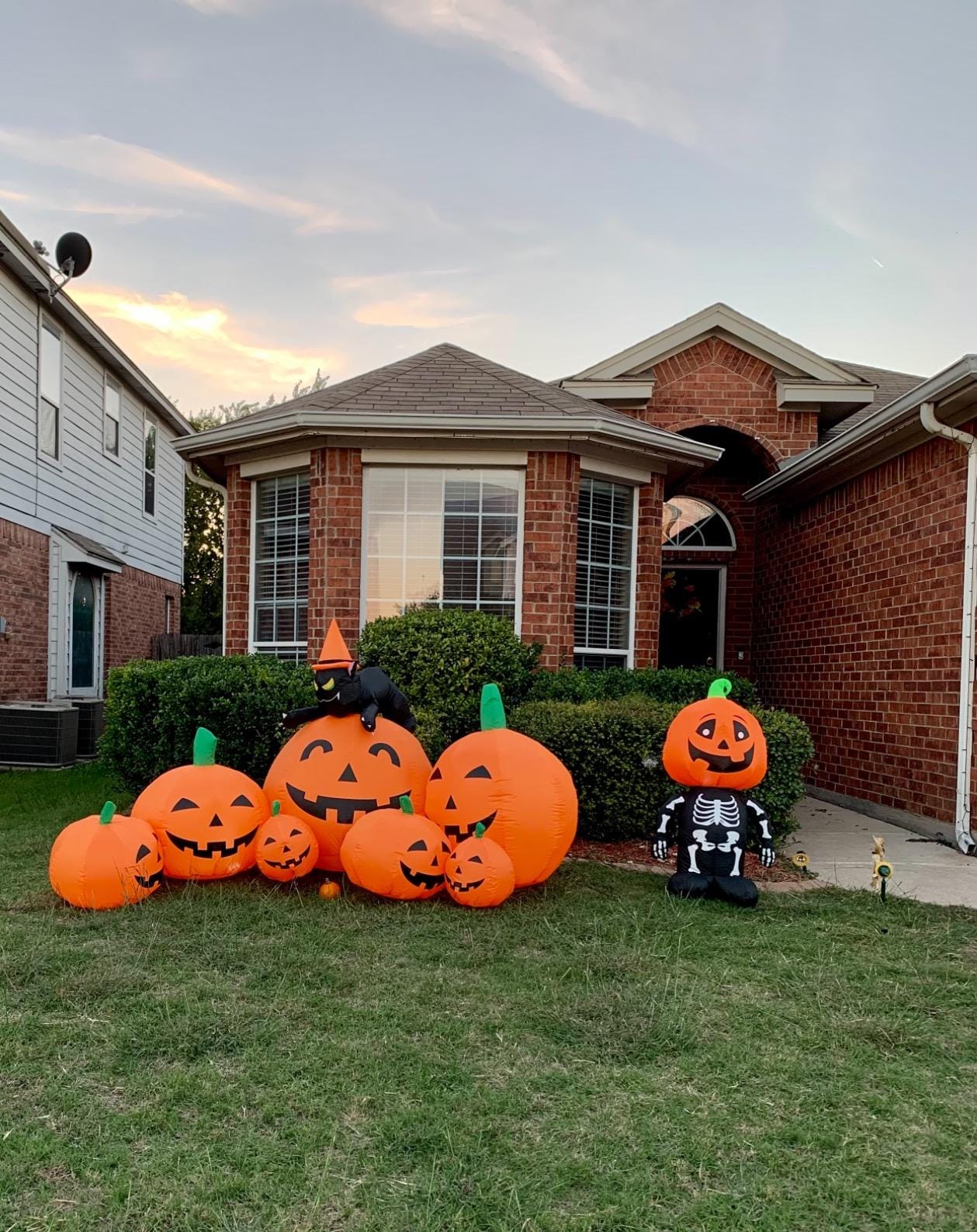 Joiedomi 7 FT Long Halloween Inflatables Pumpkin Outdoor Decorations, 7 Pumpkins Outside Decoration with Witch's Cat with Build-in LEDs Blow Up Inflatables for Party Yard Lawn Garden Decor customer photo 2