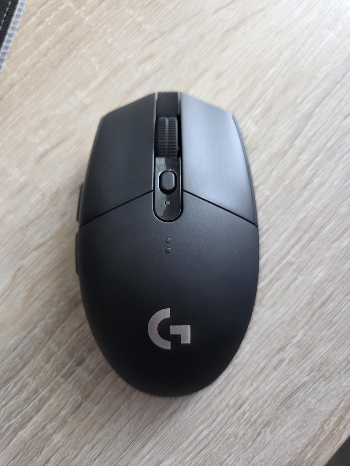 Logitech G305 Lightspeed Wireless Gaming Mouse - Black | 12,000 DPI, Lightweight, 6 Programmable Buttons, 250h Battery, On-Board Memory, Compatible with PC and Mac customer photo 1