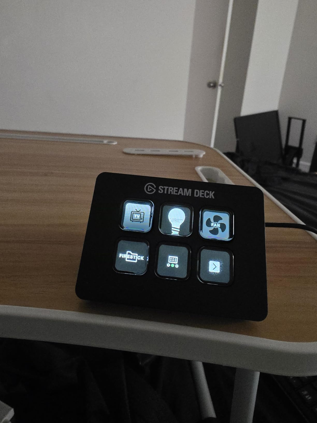 Elgato Stream Deck Mini, 6 Customizable LCD Macro Keys | Compatible with Zoom, Teams, Office, Adobe apps and more, Drag-and-drop setup, Multi-action sequencing, Works Mac and PC customer photo 2