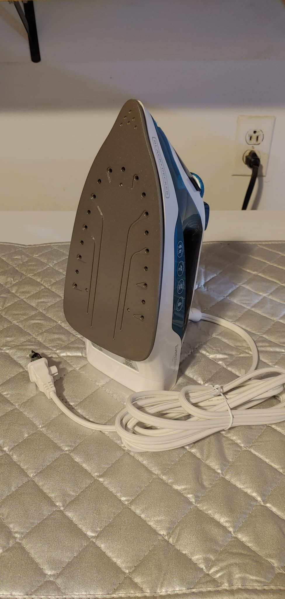 BLACK+DECKER Easy Steam Iron for Clothes with SmartSteam Technology | SmartSteam iron with stainless soleplate, anti-drip system and vertical steam for smooth wrinkle removal. customer photo 2
