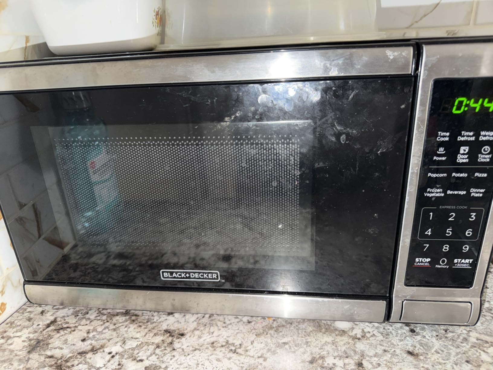 BLACK+DECKER Countertop Microwave Oven, 0.7 Cu.Ft, 700W, Stainless Steel | Digital Controls, Push-Button Door, Child Safety Lock, Removable Turntable customer photo 1