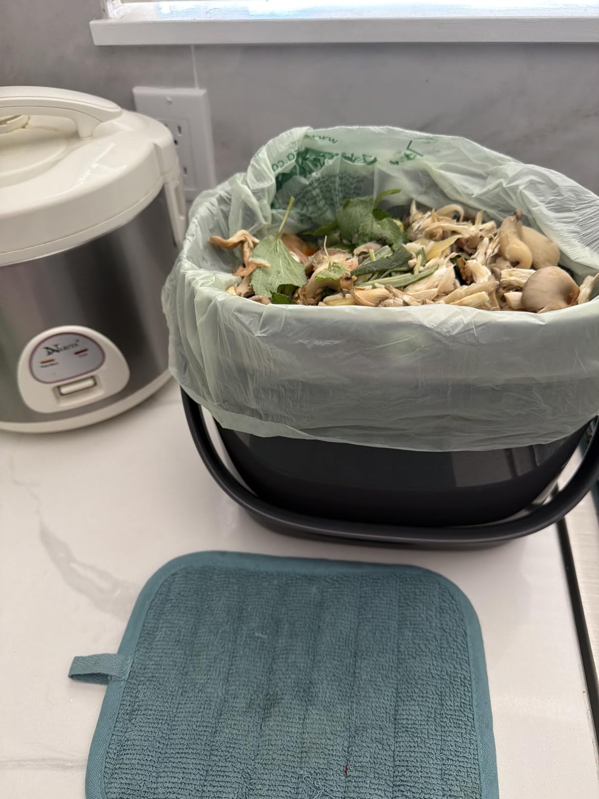 OXO Good Grips EASY-CLEAN COMPOST BIN - CHARCOAL - 1.75 GAL/6.62 L customer photo 2
