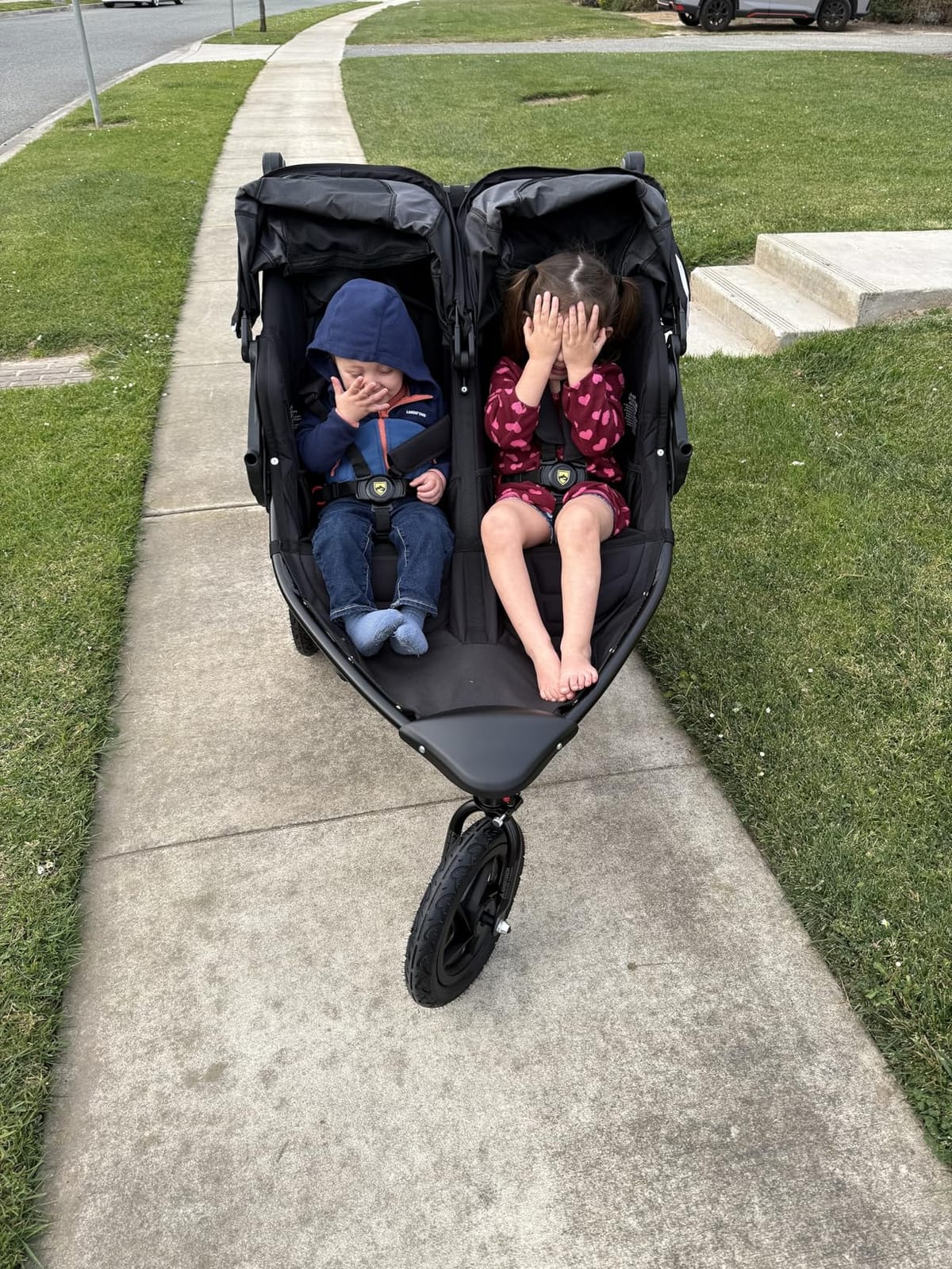 BOB Gear Revolution Flex 3.0 Jogging Stroller - Graphite Black | All Terrain Stroller With Mountain-Bike-Style Suspension & Air-Filled Tires; Car Seat Compatible customer photo 2