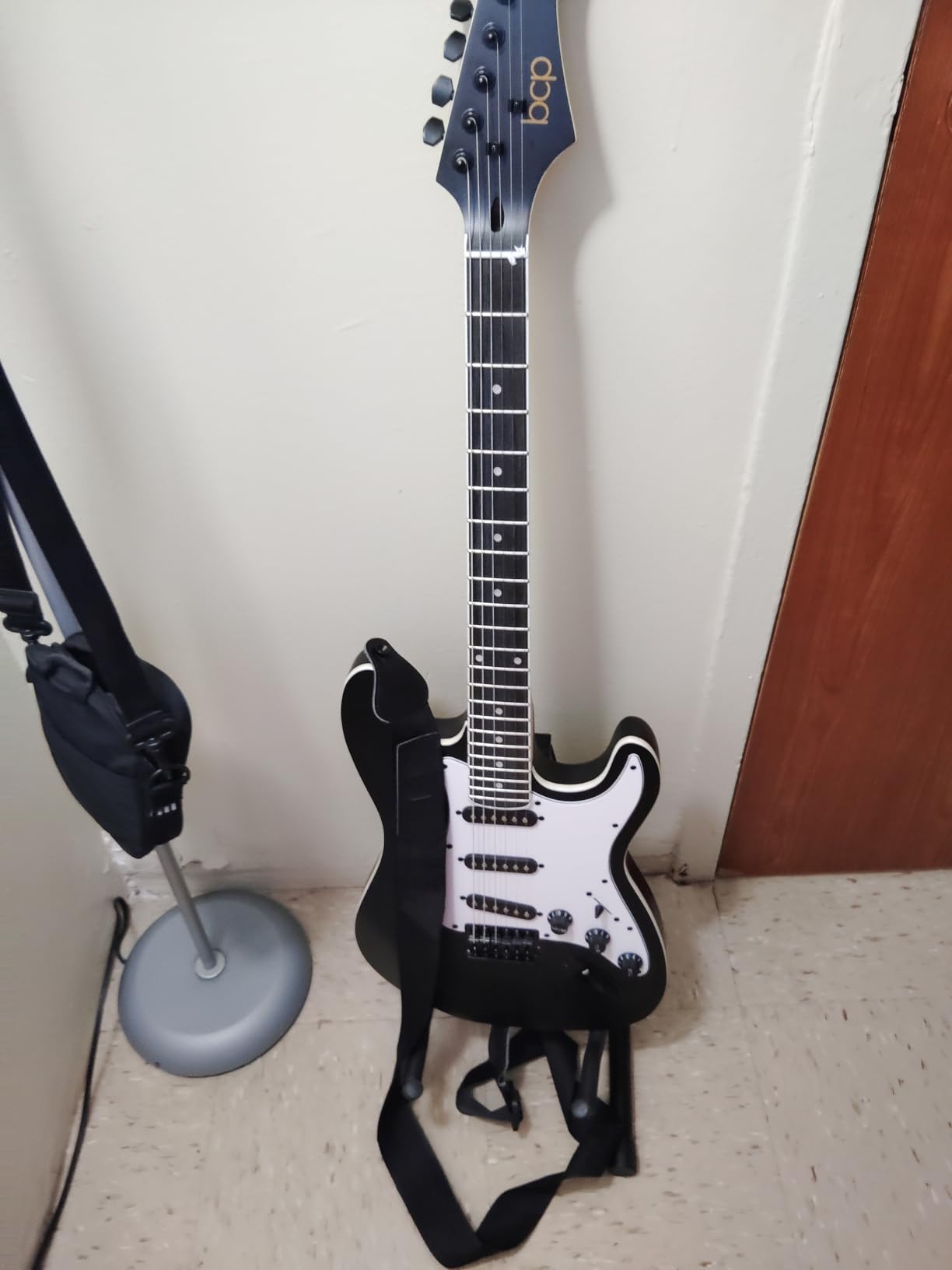 Best Choice Products 39in Full Size Beginner Electric Guitar Starter Kit w/Case, Strap, 10W Amp, Strings, Pick, Tremolo Bar - Glacier White customer photo 1