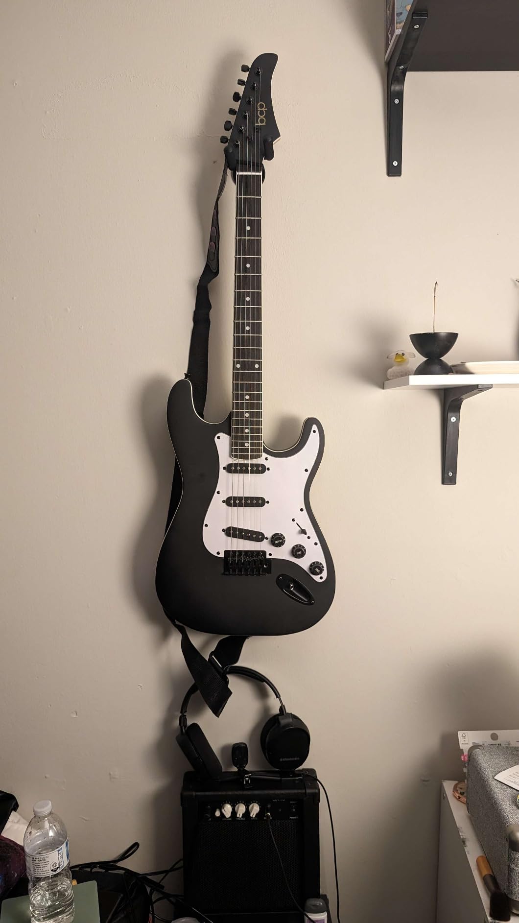 Best Choice Products 39in Full Size Beginner Electric Guitar Starter Kit w/Case, Strap, 10W Amp, Strings, Pick, Tremolo Bar - Glacier White customer photo 2