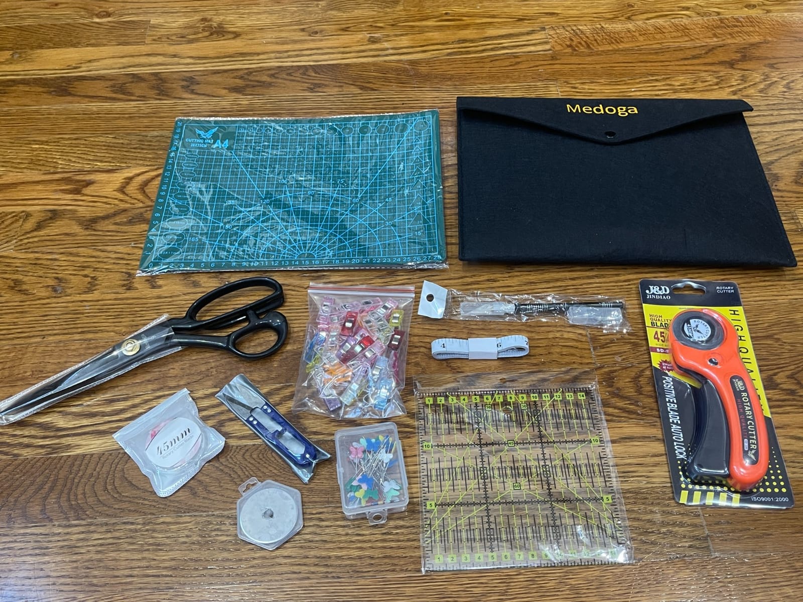 104Pcs Rotary Cutters, Rotary Cutter Set with Cutting Mat, Patchwork Ruler, Carving Knife, Rotary Cutter Kit for Sewing and Quilting customer photo 1
