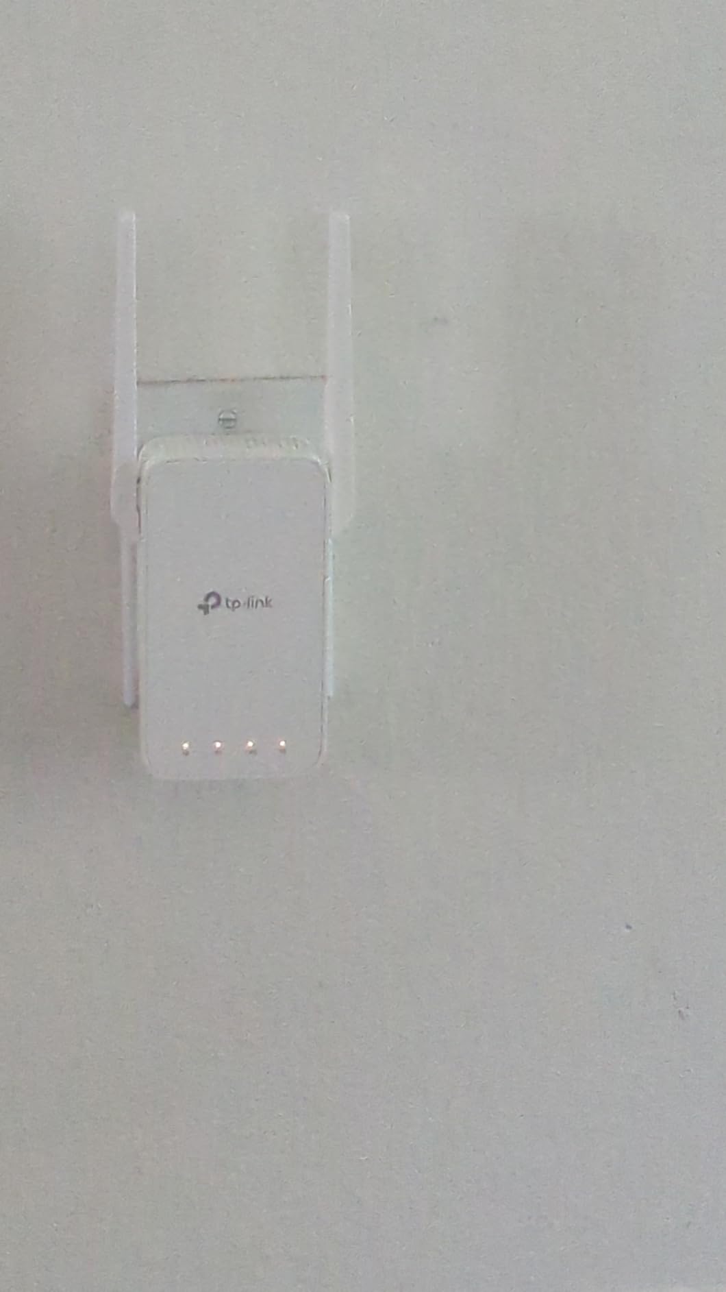 TP-Link AC1200 WiFi Extender - 1.2Gbps Home Signal Booster, Dual Band 5GHz/2.4GHz, Up to 1600 Sq.ft and 32 Devices, EasyMesh Compatible, One Ethernet Port (RE315) customer photo 1