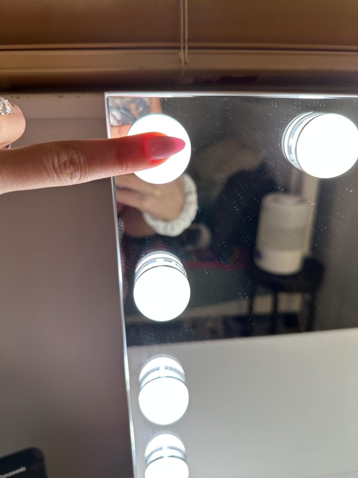 Vanity Mirror with Lights Lighted Makeup Mirror with 15 Dimmable LED Bulbs,3 Color Lighting Modes,USB Charging Port Touch Control,Sturdy Metal Frame Design 22.8x18 Inch,White customer photo 1