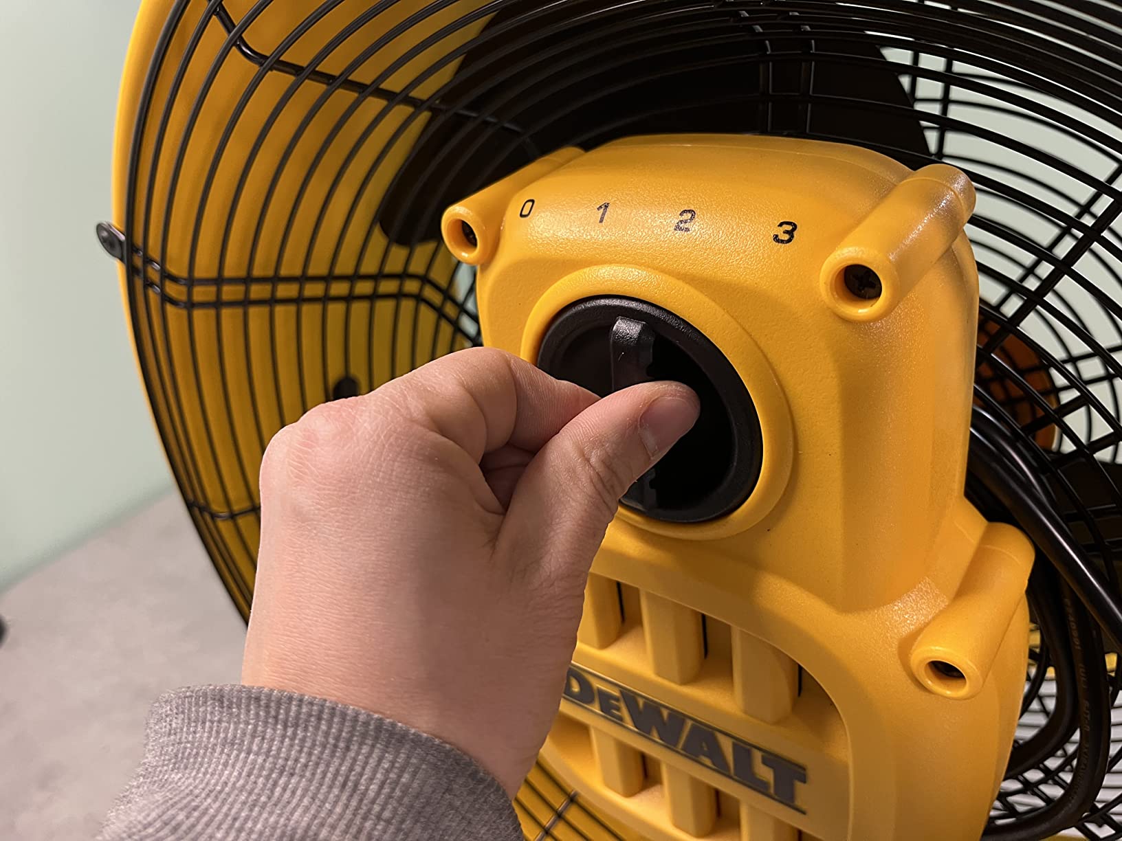 DEWALT 18 Inch Floor Fan, 180° Adjustable Tilting Drum Fan DXF1840 | High Velocity Fan with 3-Speed for Cooling Air Circulator Portable Metal Industrial fan for Shop/Garage/Gym/Patio Yellow customer photo 2