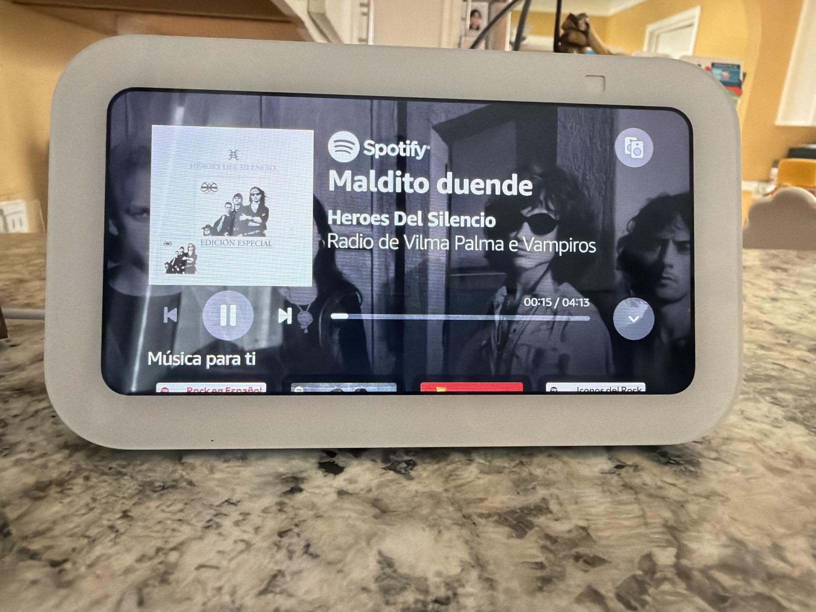 Amazon Echo Show 5 (newest model), Smart display, Designed for Alexa+, 2x the bass and clearer sound, Charcoal customer photo 1