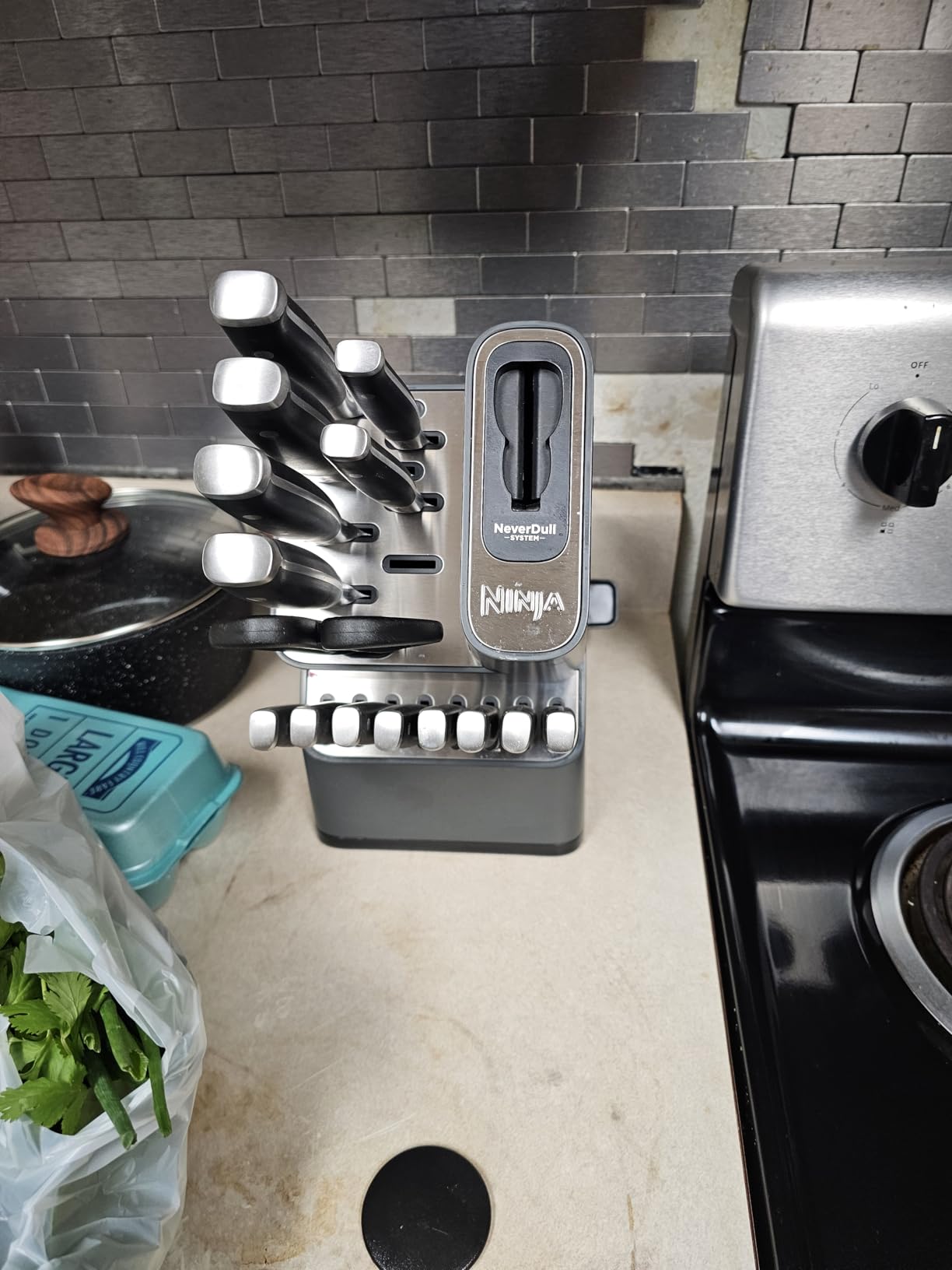 Ninja NeverDull 17-Pc Knife Block Set, Built-in Sharpener, Black, K32017 | Stays razor-sharp 10+ years. Rust-resistant German stainless steel blades. customer photo 2