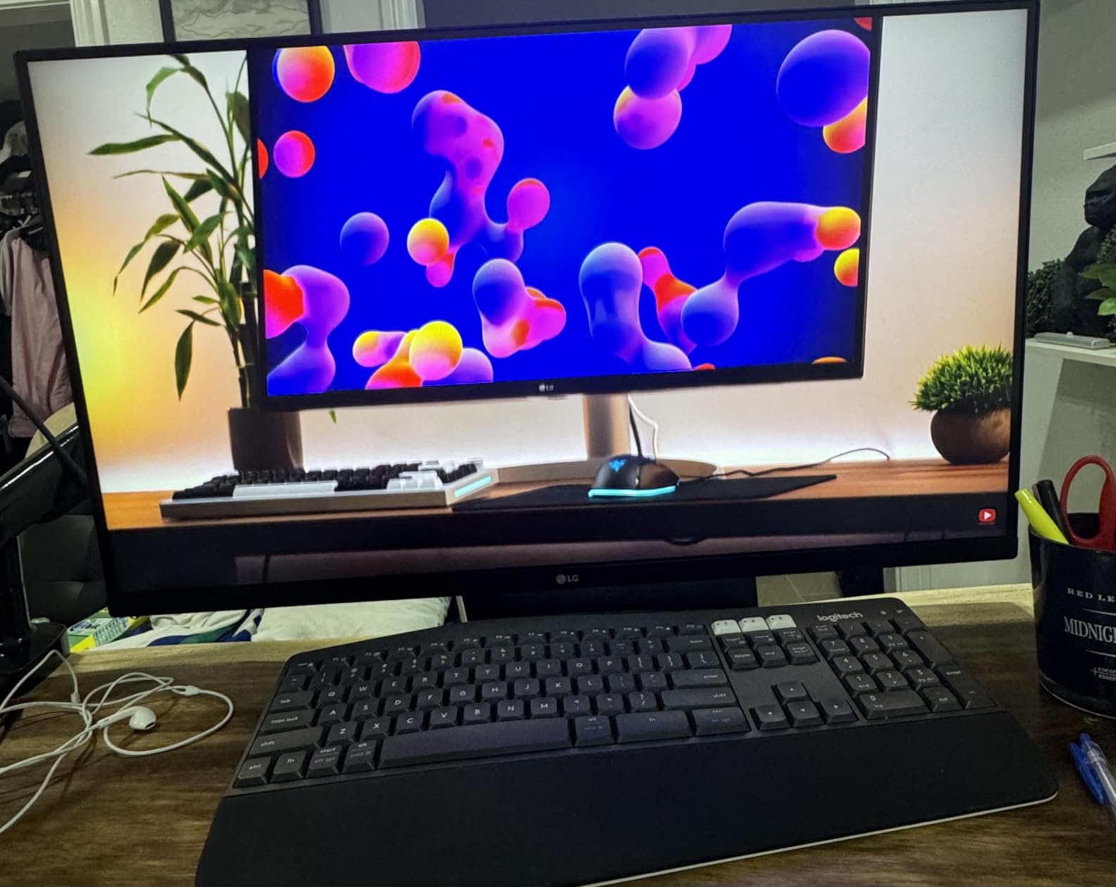 LG 32UP83A-W 32-inch 4K UHD (3840 x 2160) Computer Monitor 60Hz, IPS, Ultrafine, USB Type-C 60W PD, HDMI, DisplayPort, Built-in Speaker, Tilt/Height/Pivot Adjustable Stand, Reader Mode, White, HDR10 customer photo 1