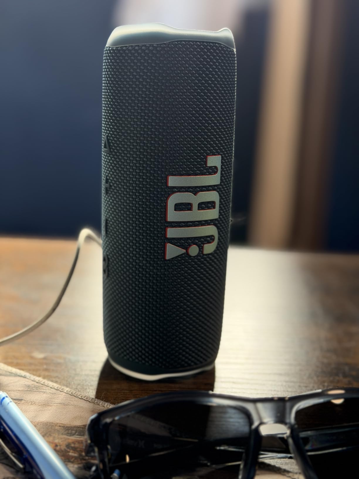 JBL Flip 6 - Portable Waterproof Speaker - Louder, more powerful sound, IP67 waterproof and dustproof, 12 Hours of Playtime, Bold design customer photo 2