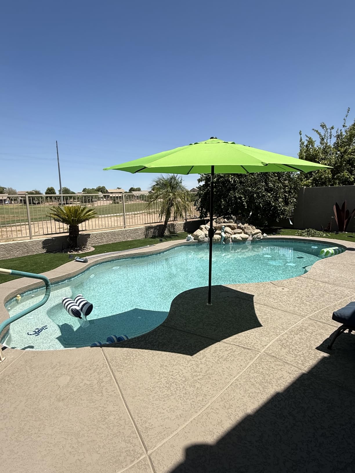 Sunnyglade 9' Patio Umbrella Outdoor Table Umbrella with 8 Ribs, Waterproof Polyester Canopy, Aluminum Pole, Push-Button Tilt & Crank customer photo 2