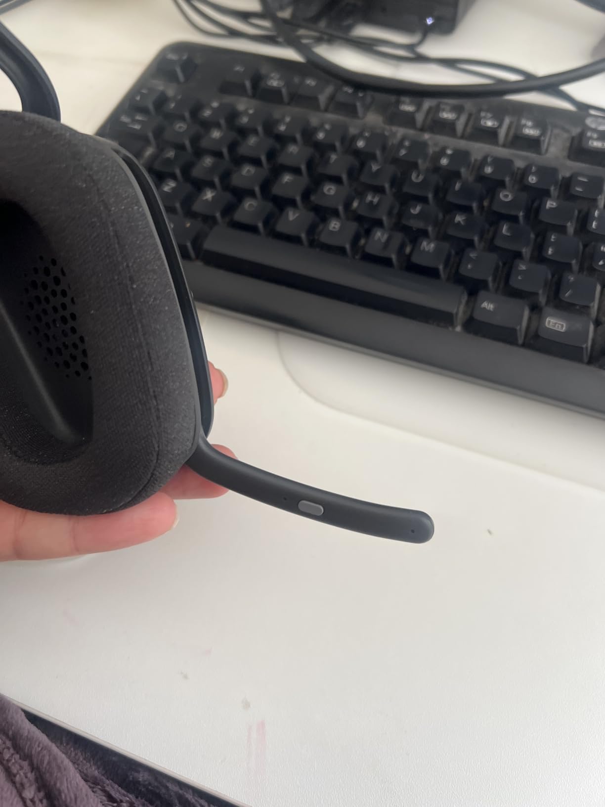 Logitech Zone Vibe 100 Wireless Over Ear Headphones - Off White customer photo 1
