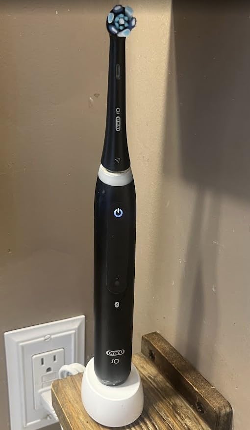Oral-B Rechargeable Electric Toothbrush, iO5 Customizable Clean, 5 Cleaning Modes, Visual Pressure Sensor to Protect Gums, Travel Case, Black customer photo 1