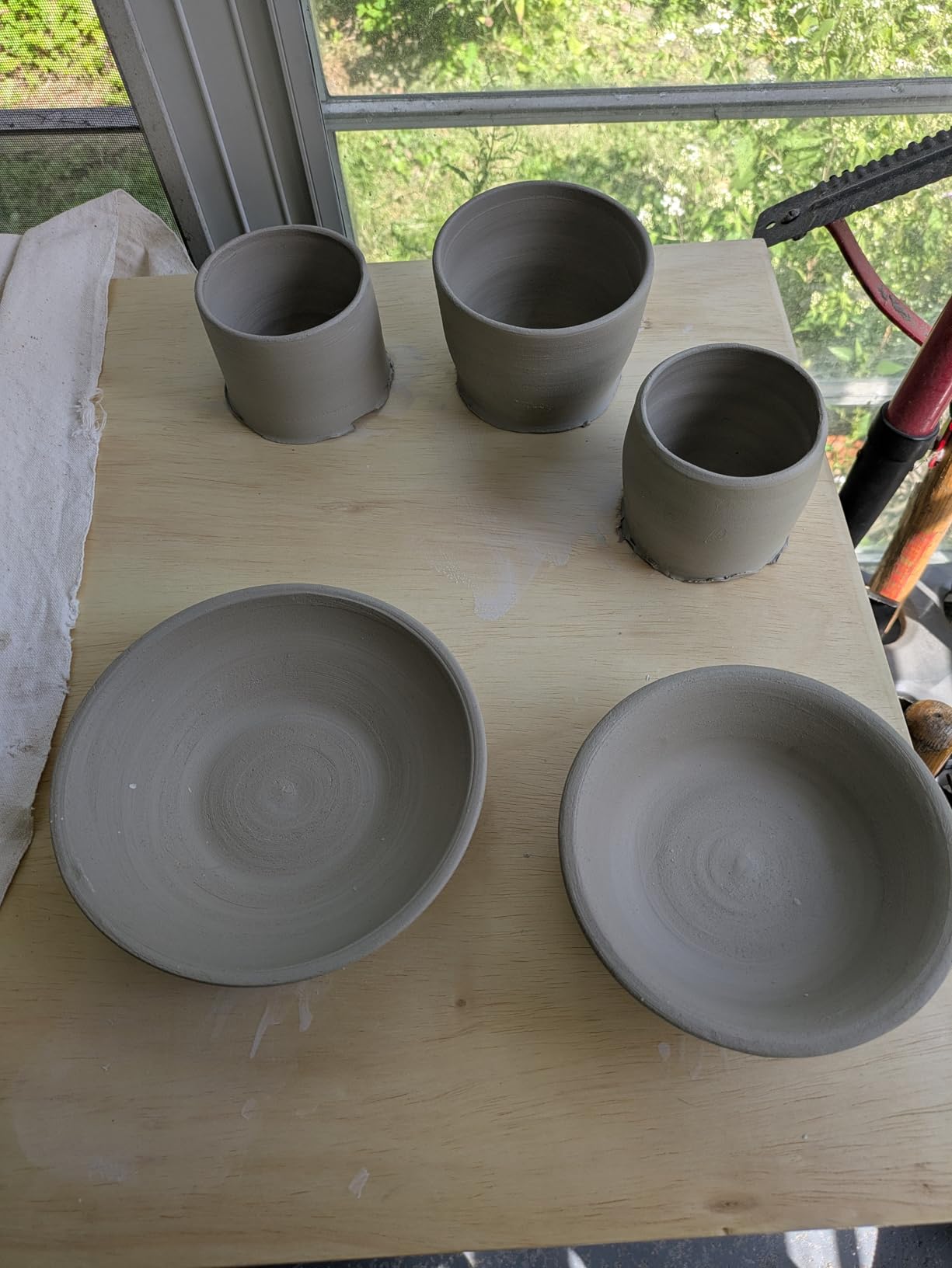 VEVOR 14in/35cm Pottery Wheel for Adults, 0-6in Lift-Table 450W Professional Pottery Kit with Foot Pedal Detachable Basin DIY Art Clay Potter's Wheel for Kids Adults Beginners at Home Pottery, White customer photo 1