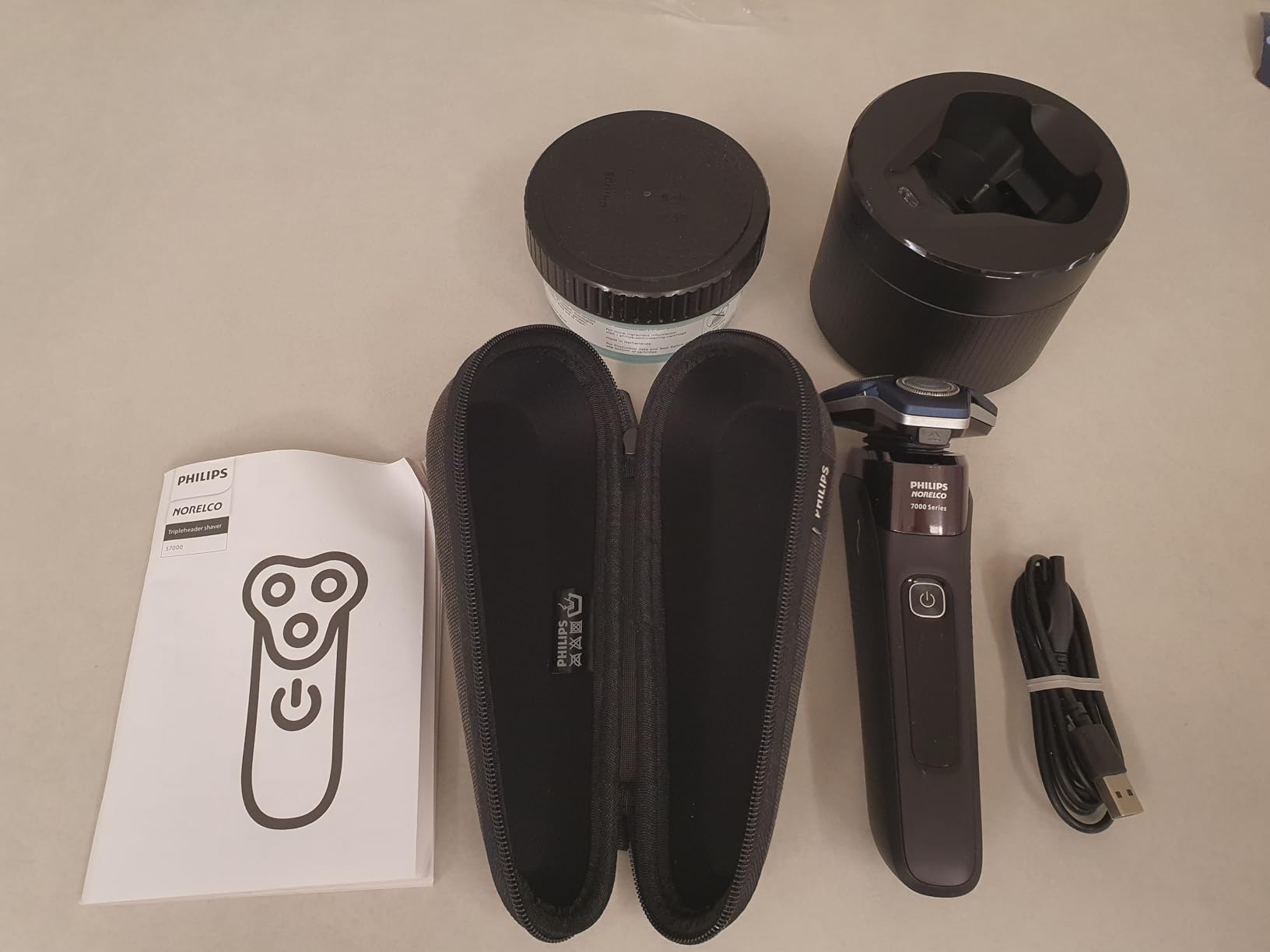 Philips Norelco 7600 Electric Shaver, Black | 45 SteelPrecision Blades, SenseIQ Technology, Nano SkinGlide coating, 360° Flexible Heads, Quick Clean Pod customer photo 1