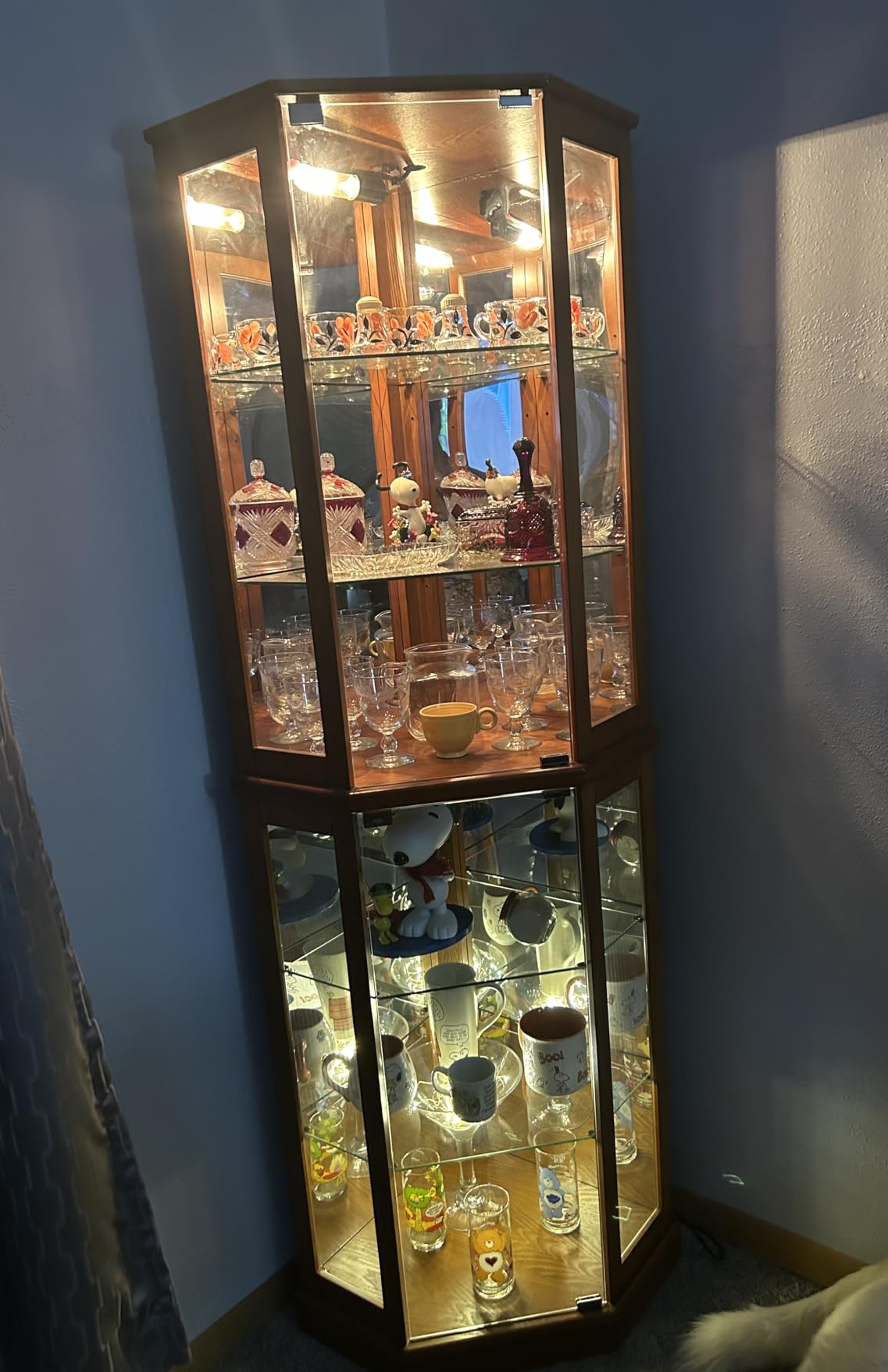 BELLEZE Lighted Curio Cabinet Corner Display Case for Living Room, China Hutch with Tempered Glass Doors and Shelves, Wooden Accent Cabinet, Bar and Liquor Storage Area - Ashfield (Oak) customer photo 1