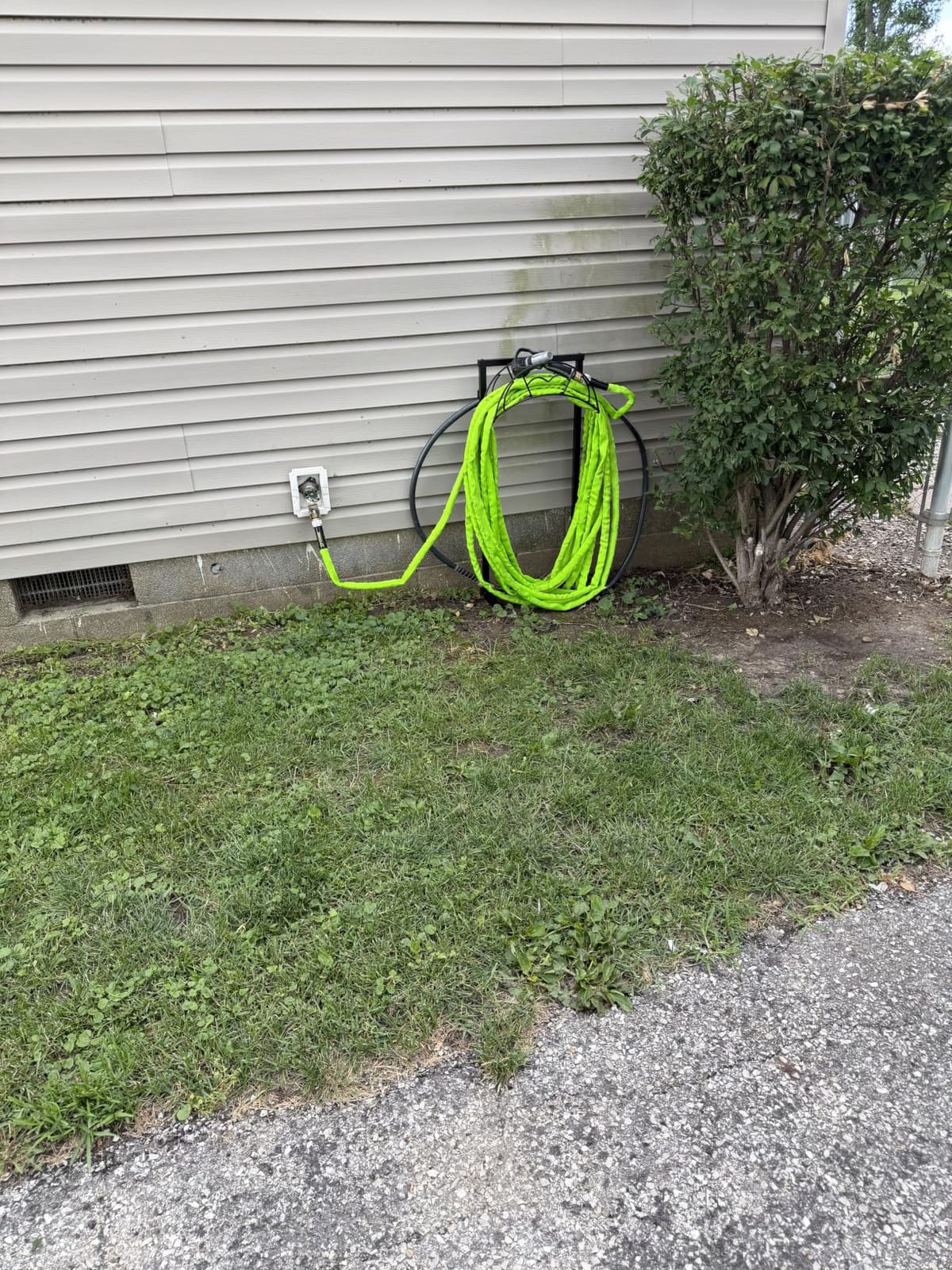 VyGrow Garden Hose Holder, Freestanding Heavy Duty Water Hose Holder for Outside, Upgraded Metal Hose Stand with 4 Spikes, Detachable Garden Hose Storage Hose Reel Rack, Black customer photo 1