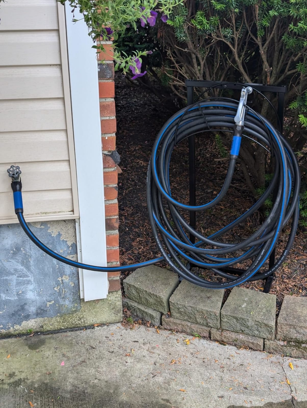 TomCare Garden Hose Holder, 4 Spikes Heavy Duty Hose Stand for 160FT Hose, Thick Metal Frame, 250 lbs Load Capacity, Dual-Layer Powder Coating for Outdoor Durability, 2 Rear Tool Hooks, Easy Assembly customer photo 2