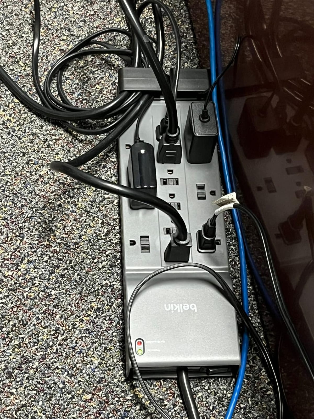 Belkin 12-Outlet Surge Protector Power Strip w/ 12 AC Outlets & 8ft Flat Plug, UL-Listed Heavy-Duty Extension Cord for Home, Office, Travel, Computer, Laptop, Charger - 3,780 Joules of Protection customer photo 1