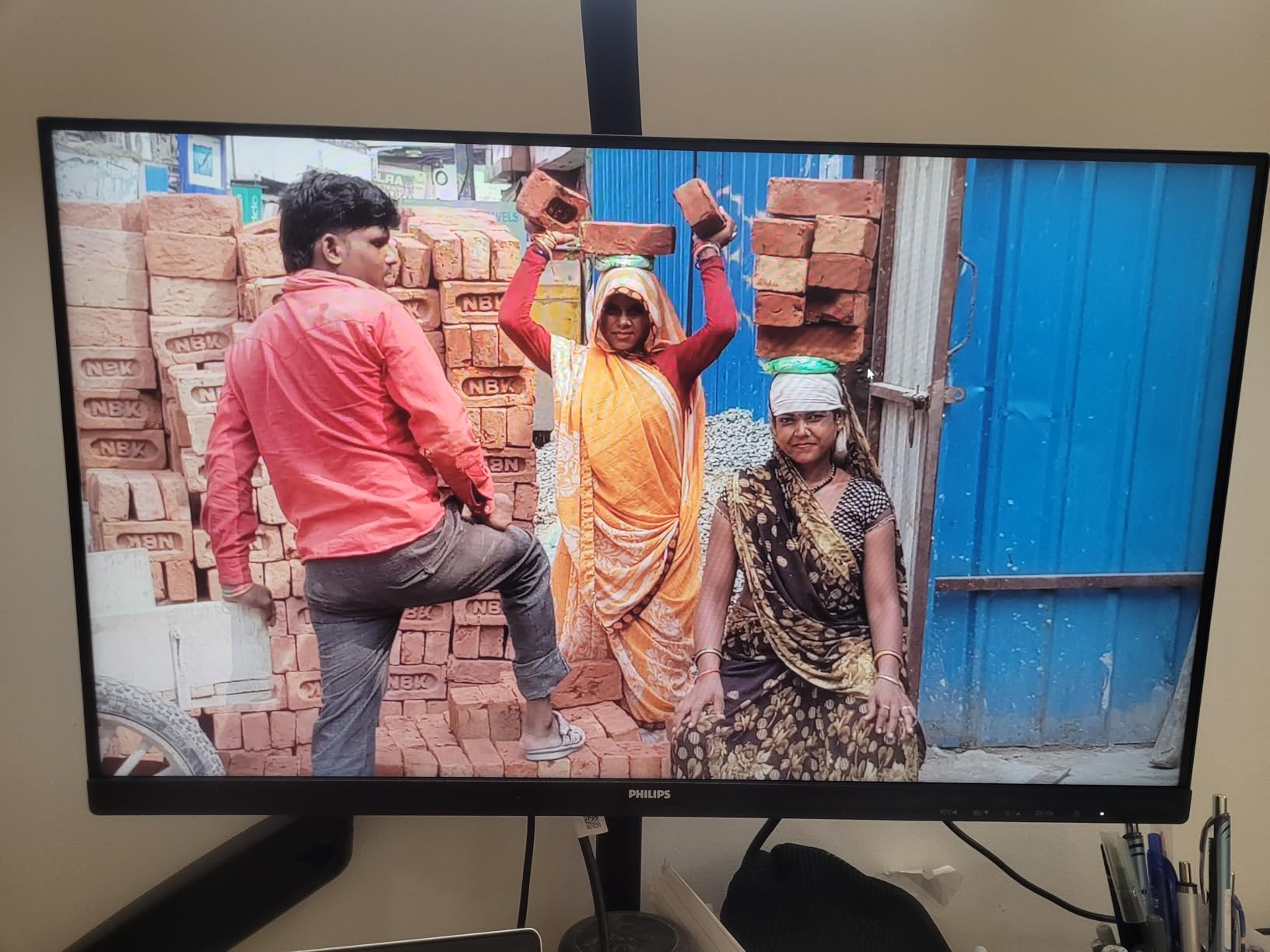 Philips 24 Inch Computer Monitor FHD 100Hz VA VESA Flicker-Free, 241V8LB | 1920×1080 LED Monitor, 4ms GtG, Adaptive Sync, HDMI 1.4, Tilt Adjust, Low Blue Light, 4yr Advance Replacement Warranty customer photo 2
