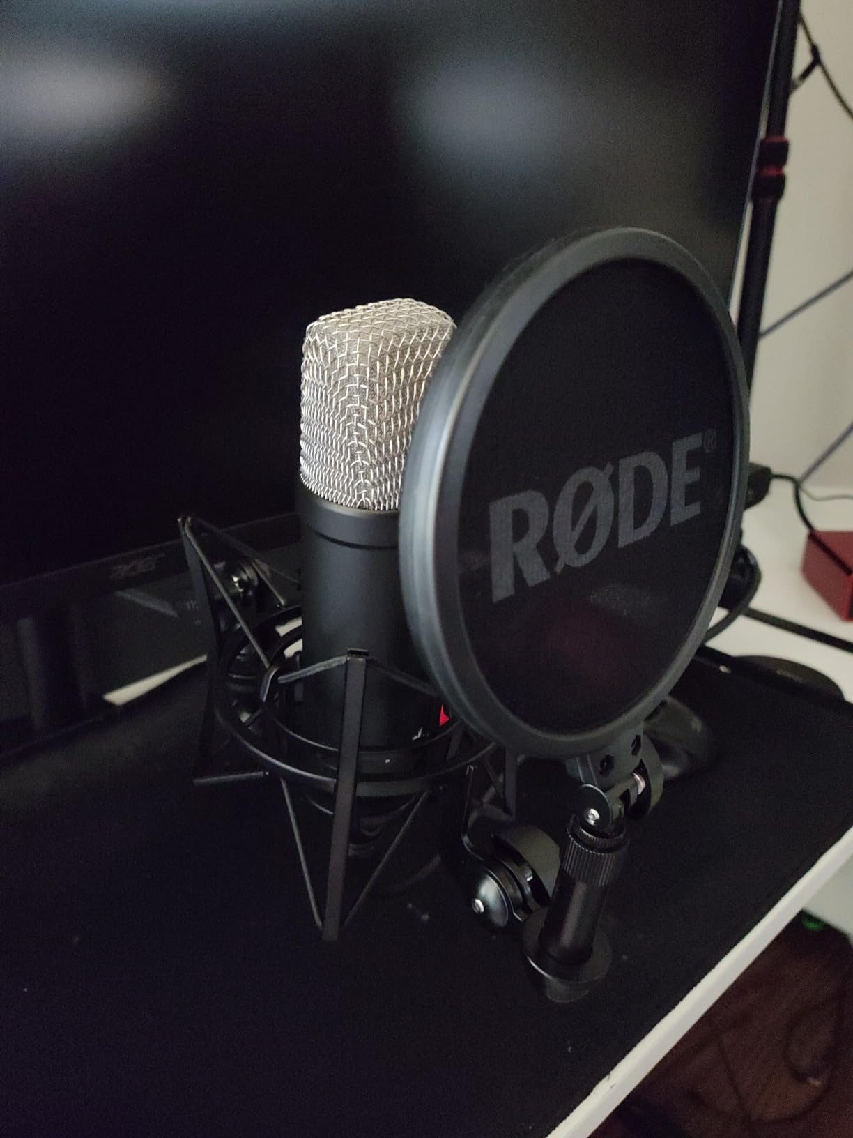 RØDE NT1 Signature Series Studio Condenser Microphone, Black | Shock Mount, Pop Filter and XLR Cable for Music Production, Vocal Recording, Streaming and Podcasting (Black) customer photo 1