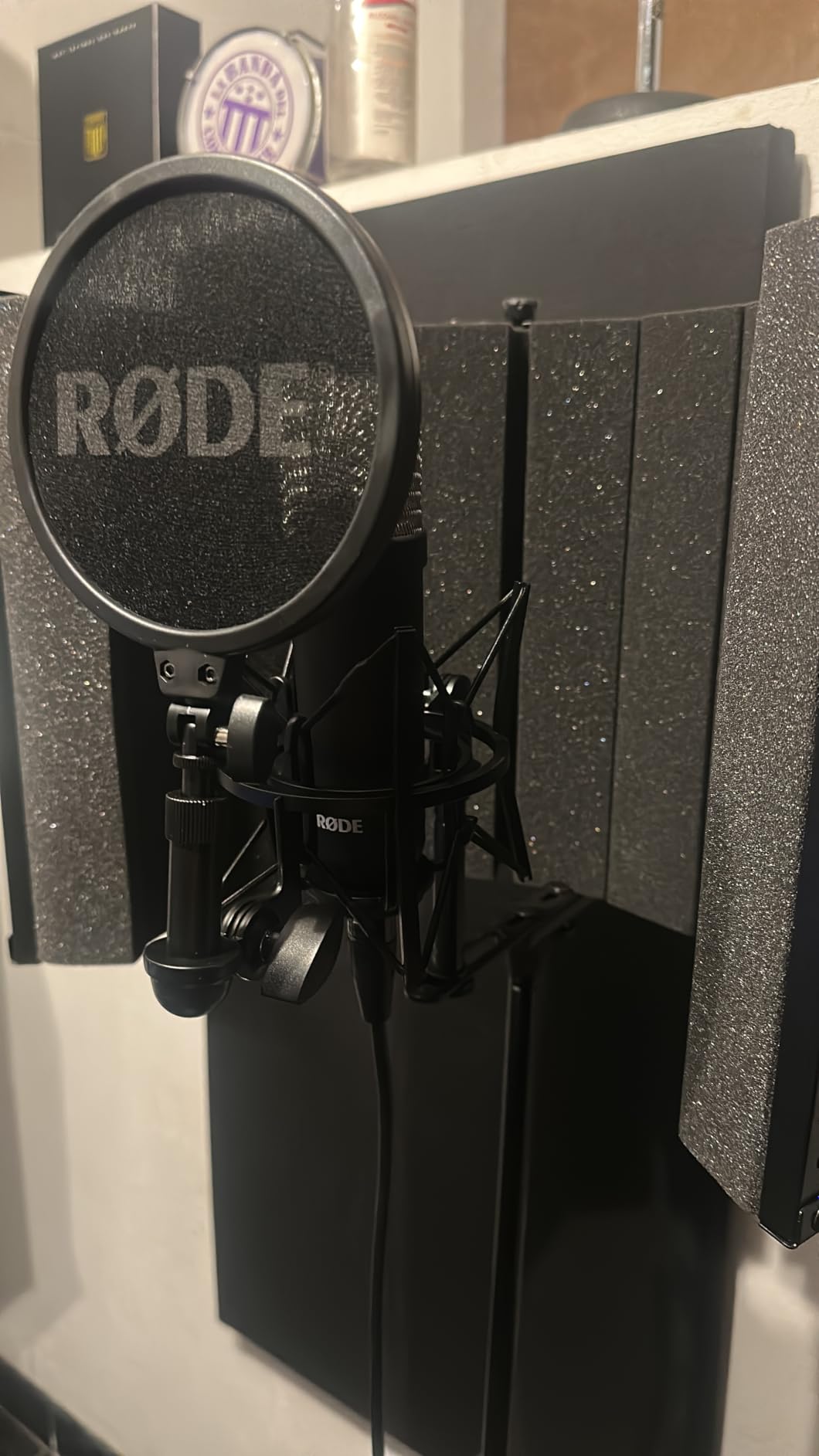 RØDE NT1 Signature Series Studio Condenser Microphone, Black | Shock Mount, Pop Filter and XLR Cable for Music Production, Vocal Recording, Streaming and Podcasting (Black) customer photo 2
