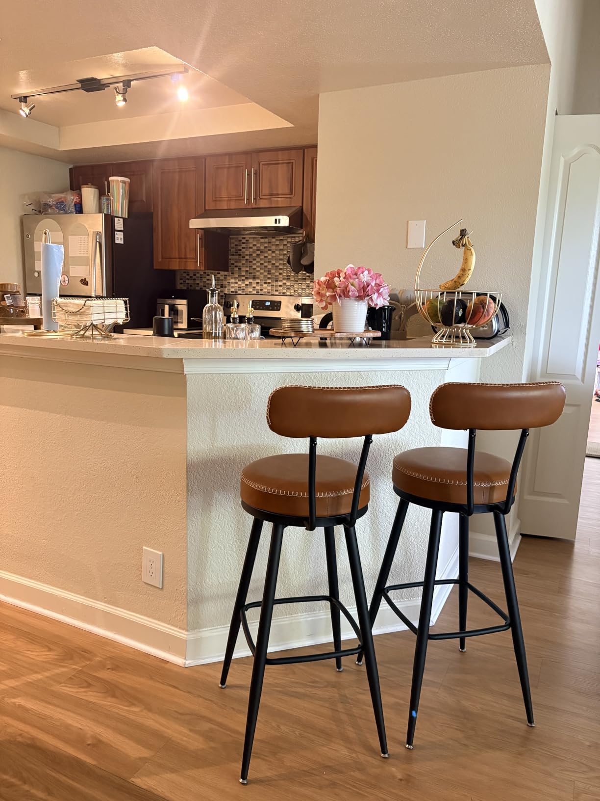 VASAGLE Bar Stools Set of 2, Swivel Bar Height with Back, 30-Inch | PU Leather with Stitching, Transitional, for Kitchen, Caramel Brown, EKHO Collection ULBC889K01 customer photo 2