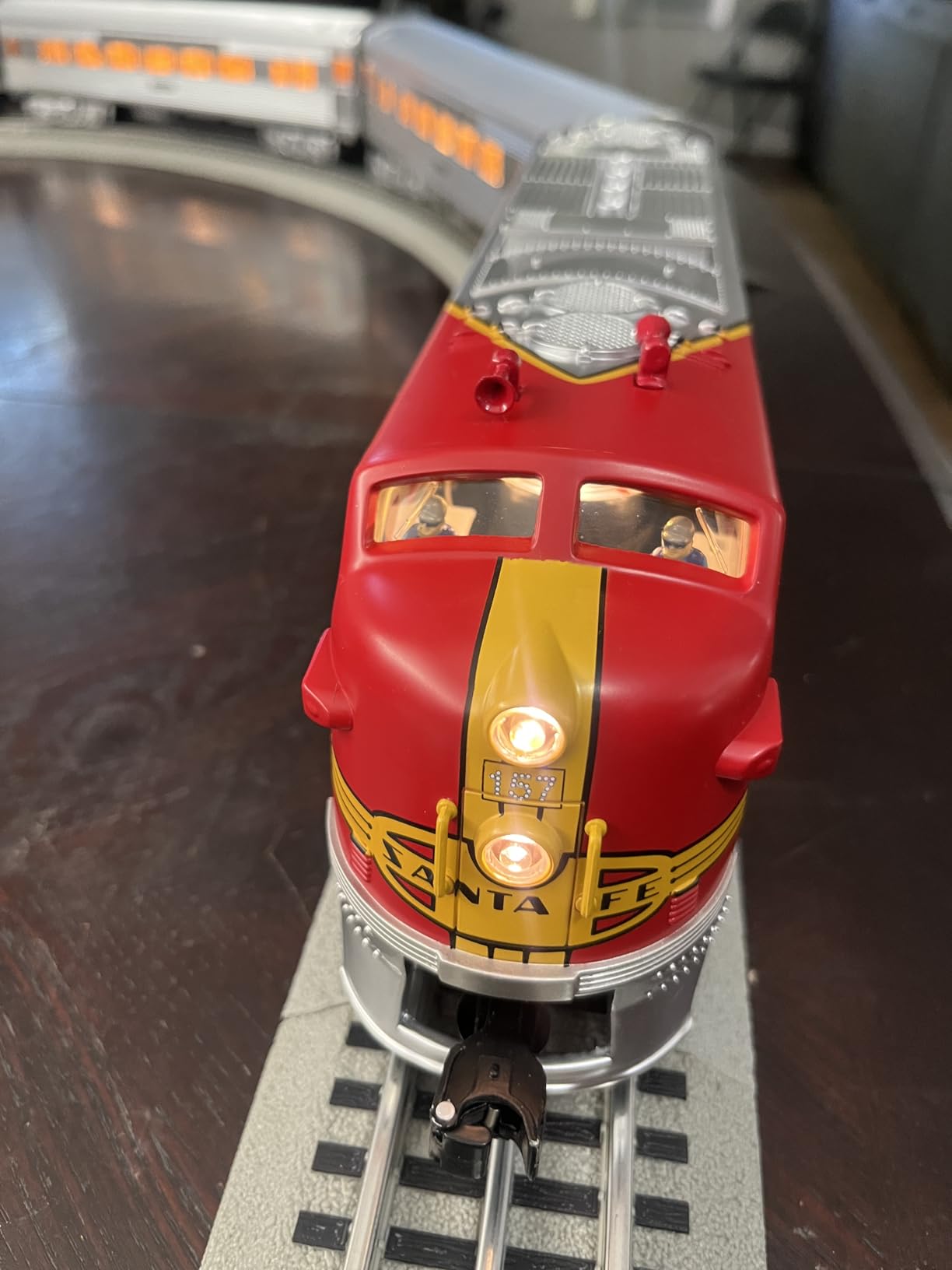 Lionel Santa Fe Super Chief Electric O Gauge 5.0 Bluetooth Train Set with Remote customer photo 1