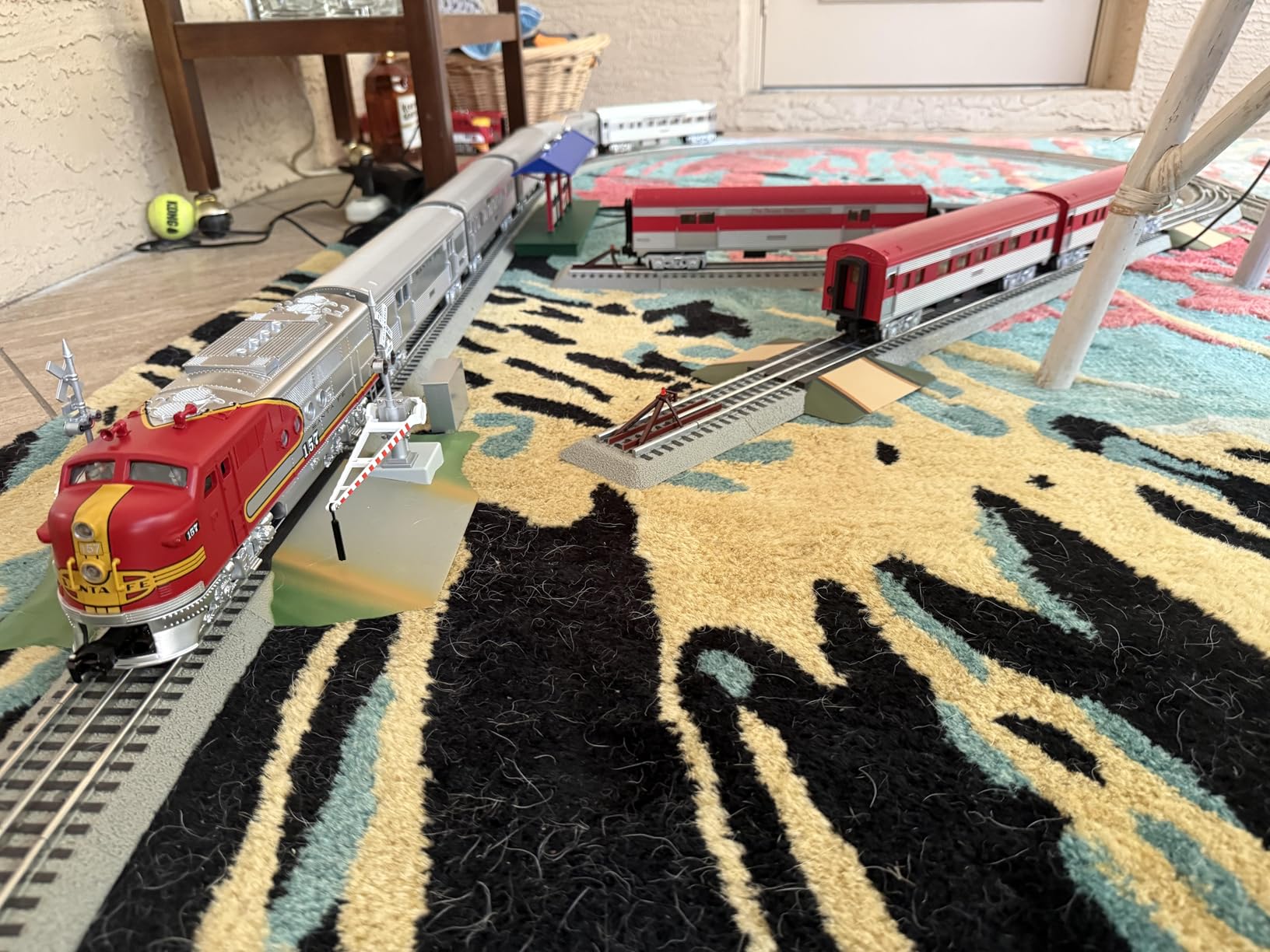 Lionel Santa Fe Super Chief Electric O Gauge 5.0 Bluetooth Train Set with Remote customer photo 2