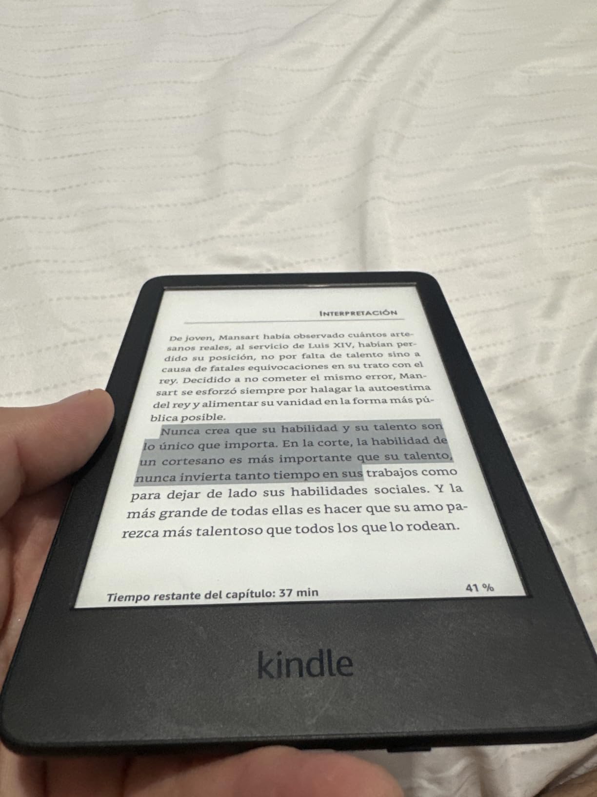 Amazon Kindle 16 GB (newest model) - Lightest and most compact Kindle, now with faster page turns, and higher contrast ratio, for an enhanced reading experience - Black customer photo 2
