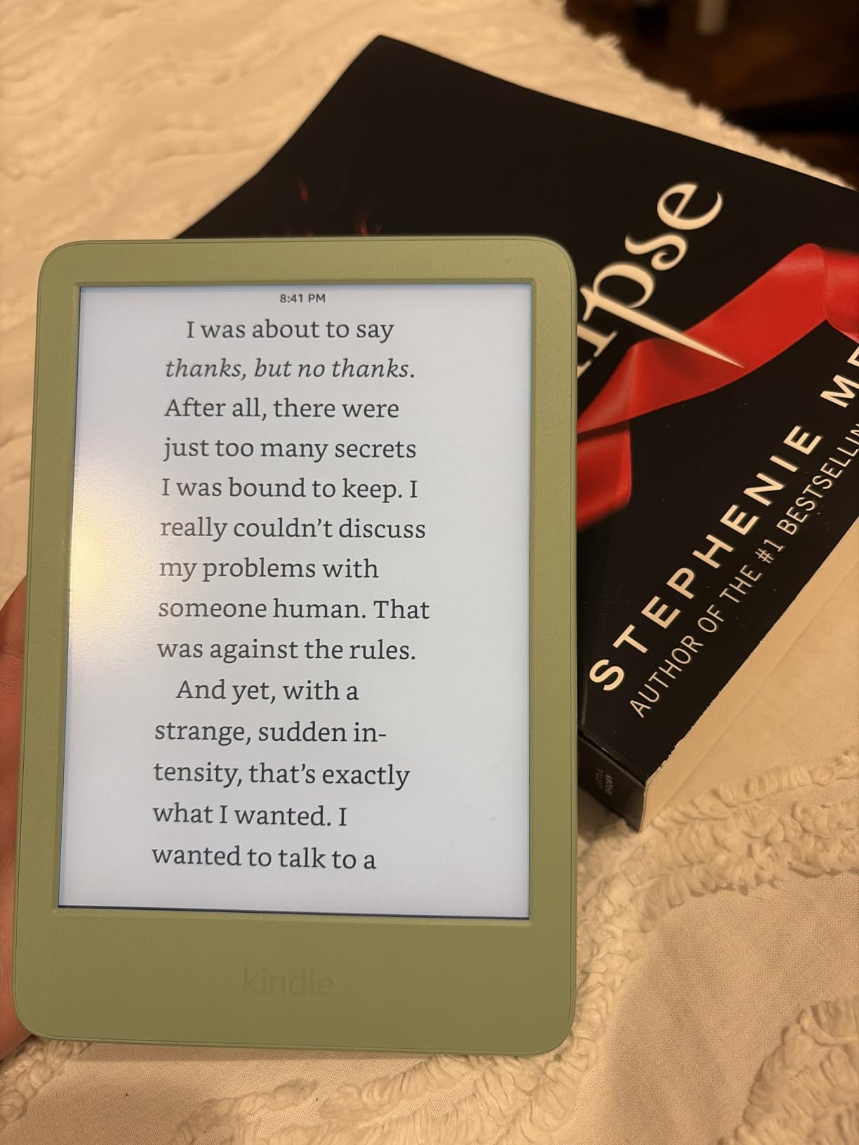 Amazon Kindle 16 GB (newest model) - Lightest and most compact Kindle, now with faster page turns, and higher contrast ratio, for an enhanced reading experience - Matcha customer photo 2