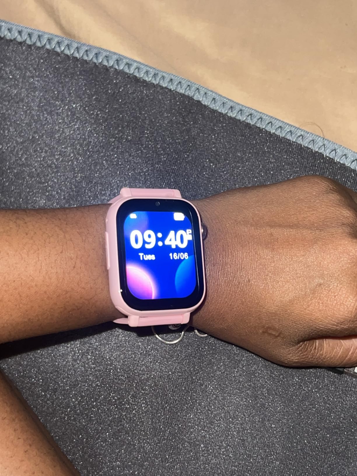 4G Kids Smart Watch Phone GPS, Smartwatch for Boys Girls Ages 4-12 Years with Video Call Chat Class Mode SOS Camera Alarm Games Parental App Touch Watch Gifts for Children (Includes SIM Card) Grey customer photo 2