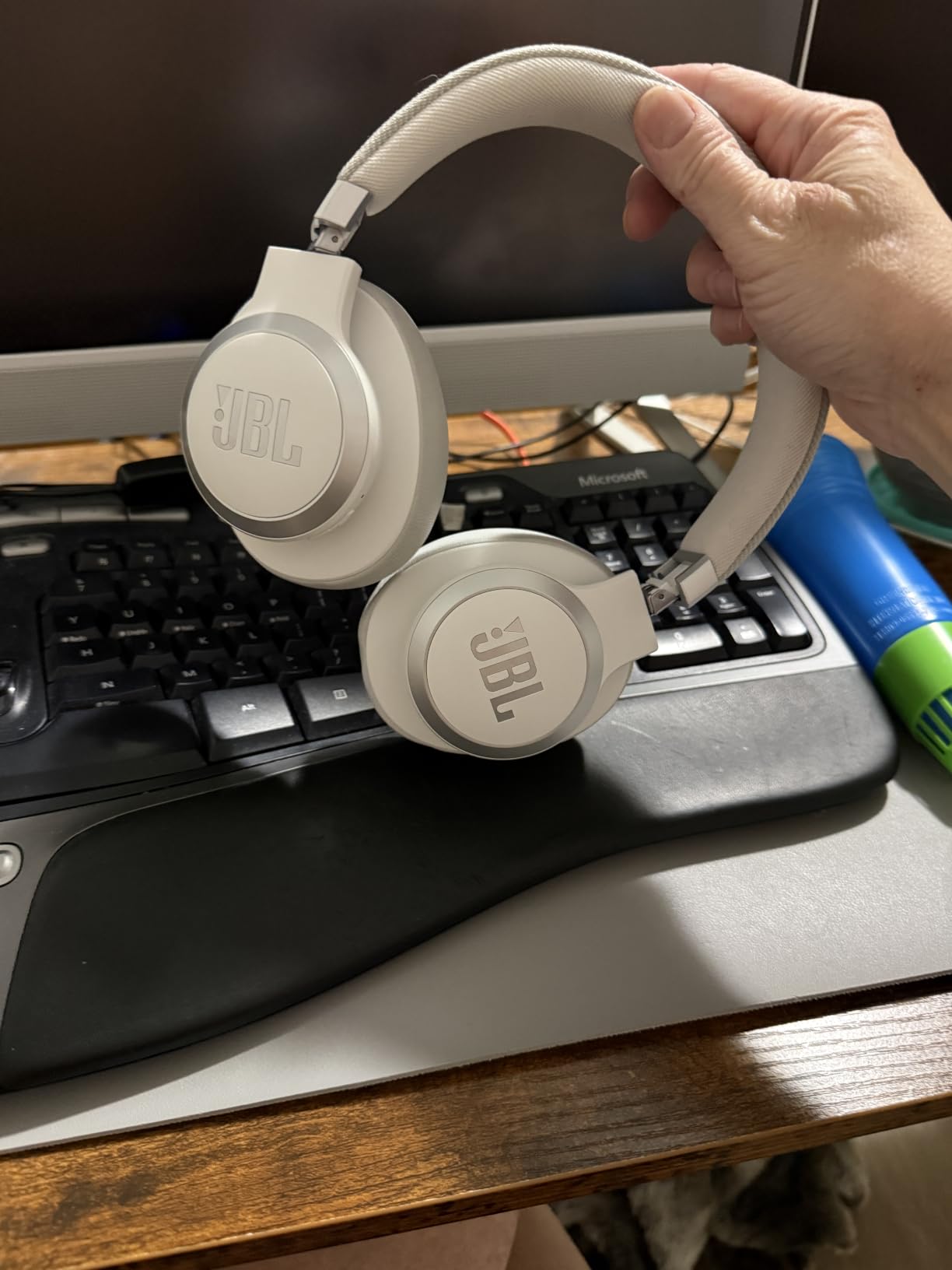 JBL Live 770NC - Wireless Over-Ear Headphones with True Adaptive Noise Cancelling with Smart Ambient, Up to 65 Hours of Battery Life, Comfort-fit Fabric Headband & Carrying Pouch (Sandstone) customer photo 1