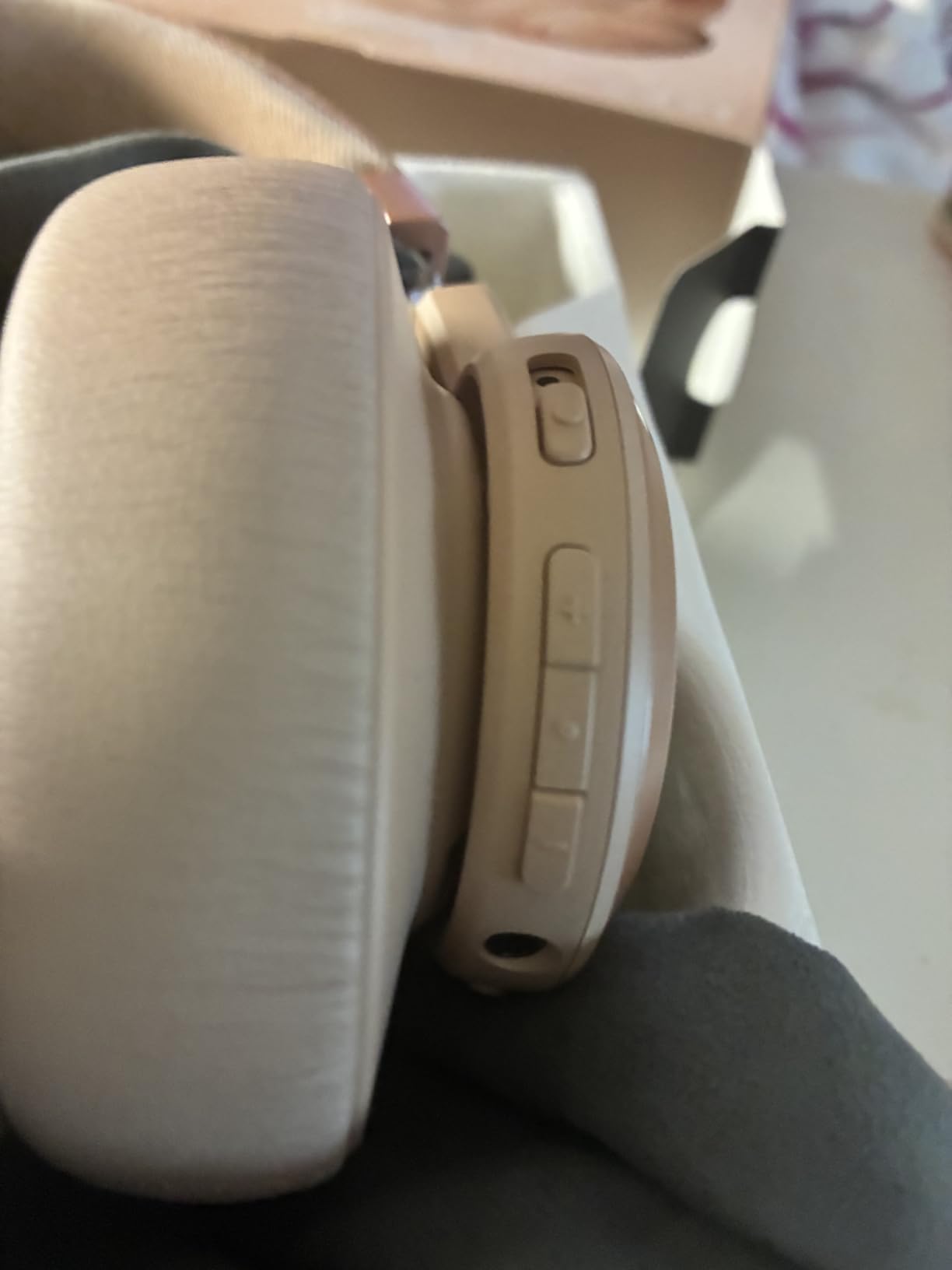 JBL Live 770NC - Wireless Over-Ear Headphones with True Adaptive Noise Cancelling with Smart Ambient, Up to 65 Hours of Battery Life, Comfort-fit Fabric Headband & Carrying Pouch (Sandstone) customer photo 2