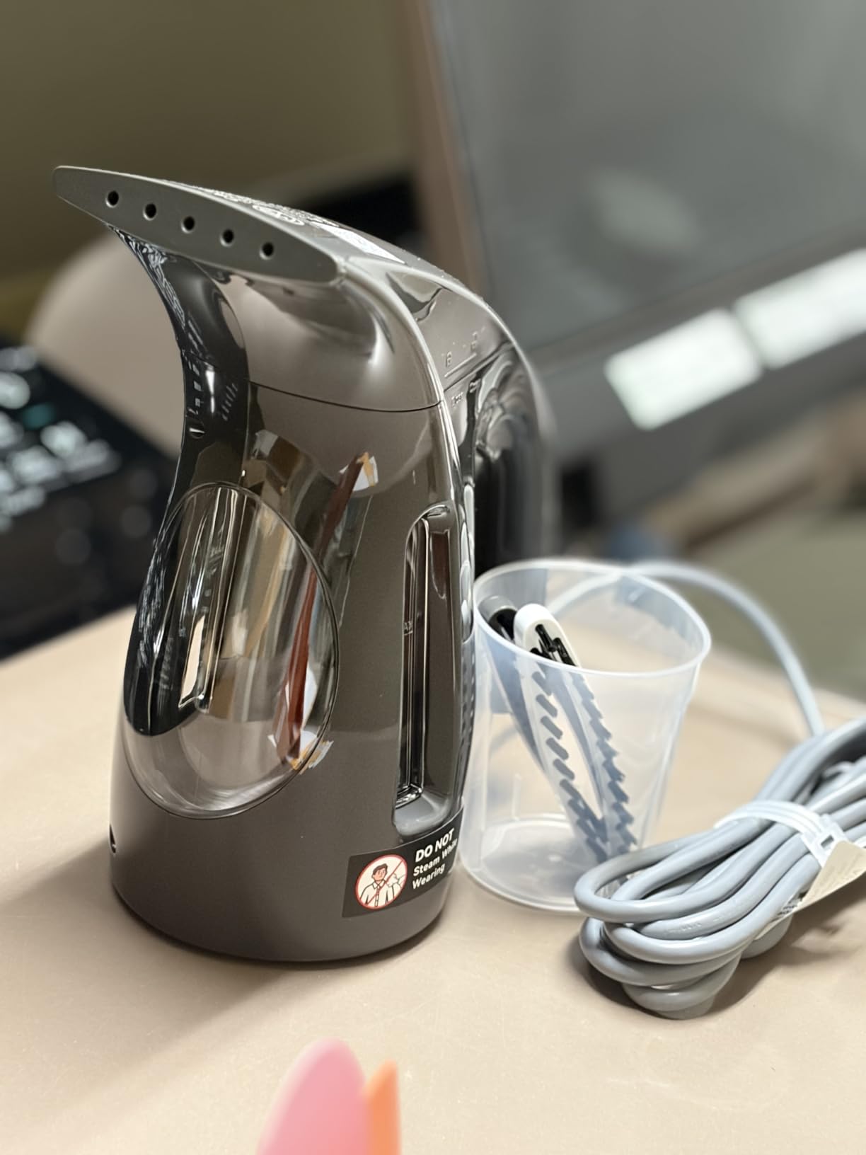 HiLIFE Steamer for Clothes, Portable Handheld Design, 240ml Big Capacity, 700W, Strong Penetrating Steam, Removes Wrinkle, for Home, Office (ONLY FOR 120V) - Black customer photo 2