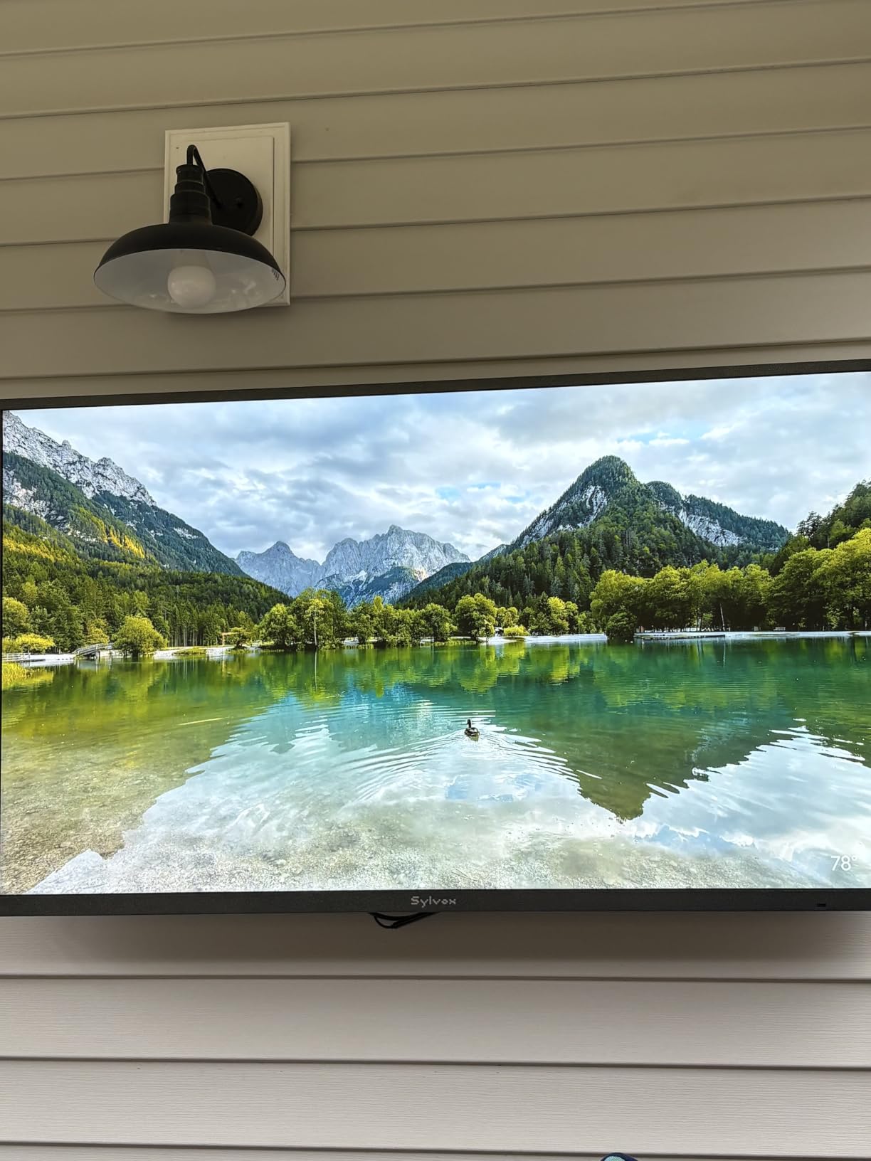 SYLVOX Outdoor TV, 43 inch Smart Waterproof Outdoor TV, 4K UHD Weatherproof | IP56, Support Dolby Vision Atmos, Google Cast, 1000 nit Brightness for Outside Partial Sun & Full Shade (Deck Pro 3.0 /2026) customer photo 1
