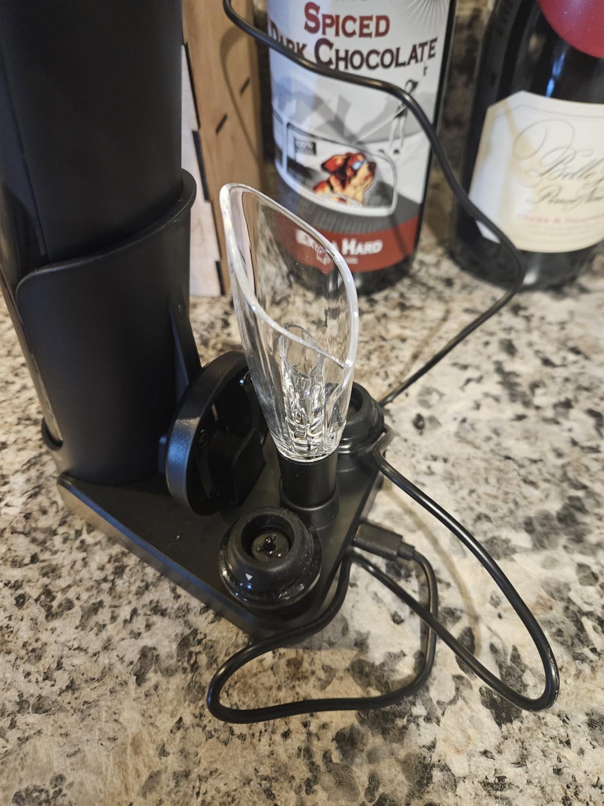 CIRCLE JOY Electric Wine Opener Rechargeable, 7-in-1 Automatic Wine Bottle Opener Gift Set with Electric Vacuum Pump, Foil Cutter, Aerator Pourer, 2 Stoppers & Charging Base, Black customer photo 1