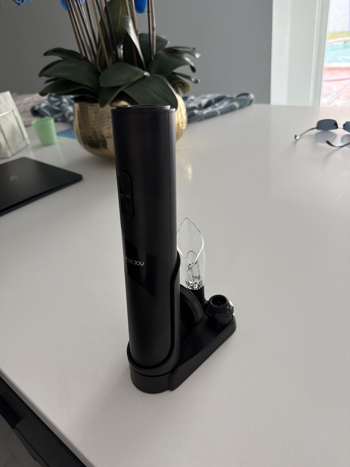 CIRCLE JOY Electric Wine Opener Rechargeable, 7-in-1 Automatic Wine Bottle Opener Gift Set with Electric Vacuum Pump, Foil Cutter, Aerator Pourer, 2 Stoppers & Charging Base, Black customer photo 2