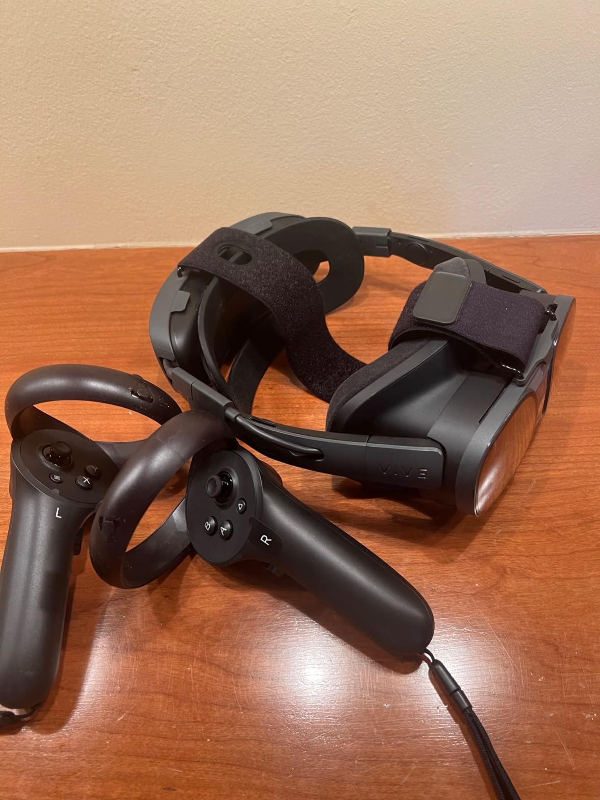 HTC Vive XR Elite with Deluxe Pack - Mixed Reality and PC VR Headset + Controllers customer photo 1