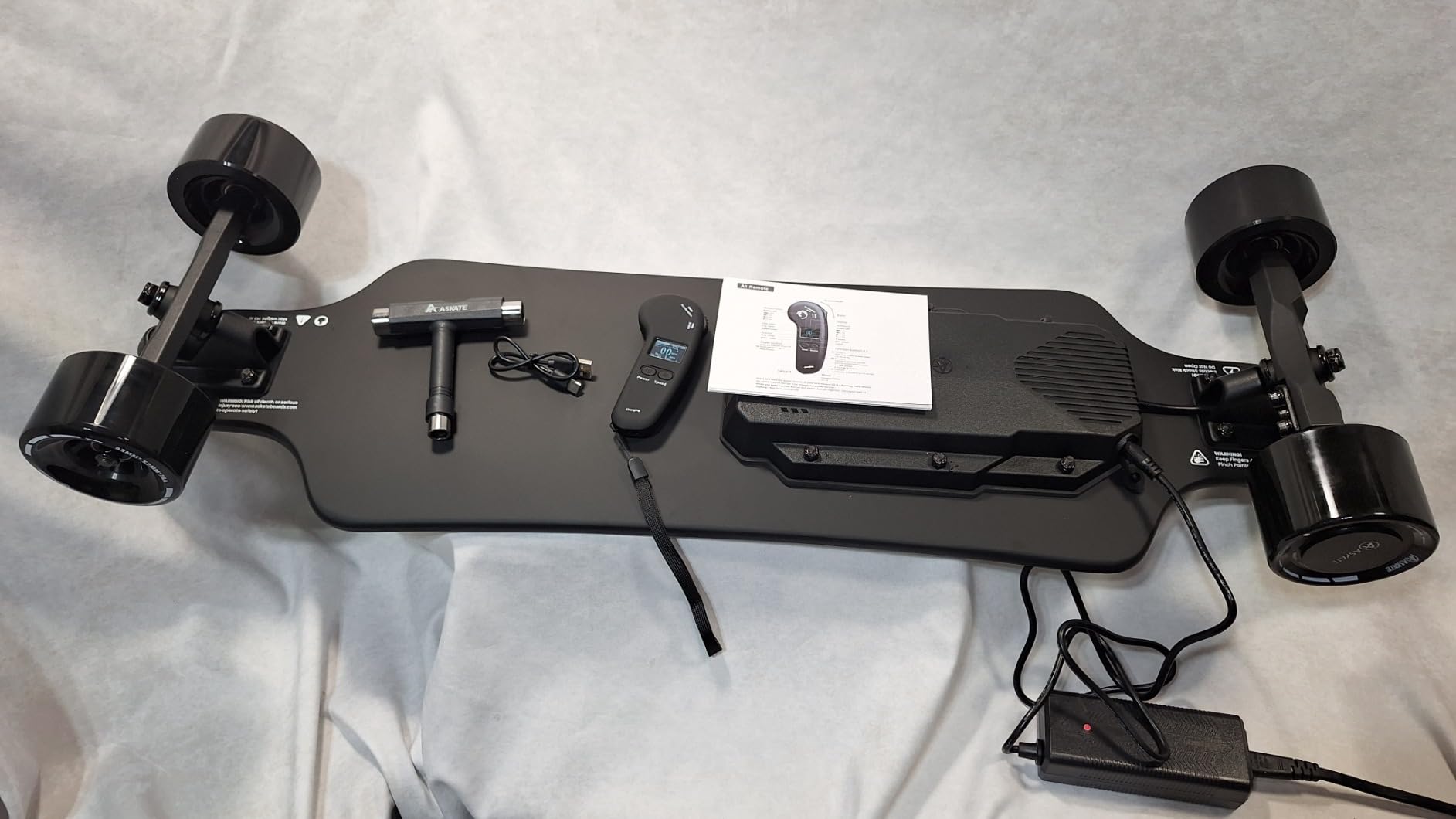 A1 Electric Skateboard with Remote, Rang Up to 17 Miles/24, 8 Ply Canadian Maple, Smooth Breaking, Suitable for Younger Beginners customer photo 1